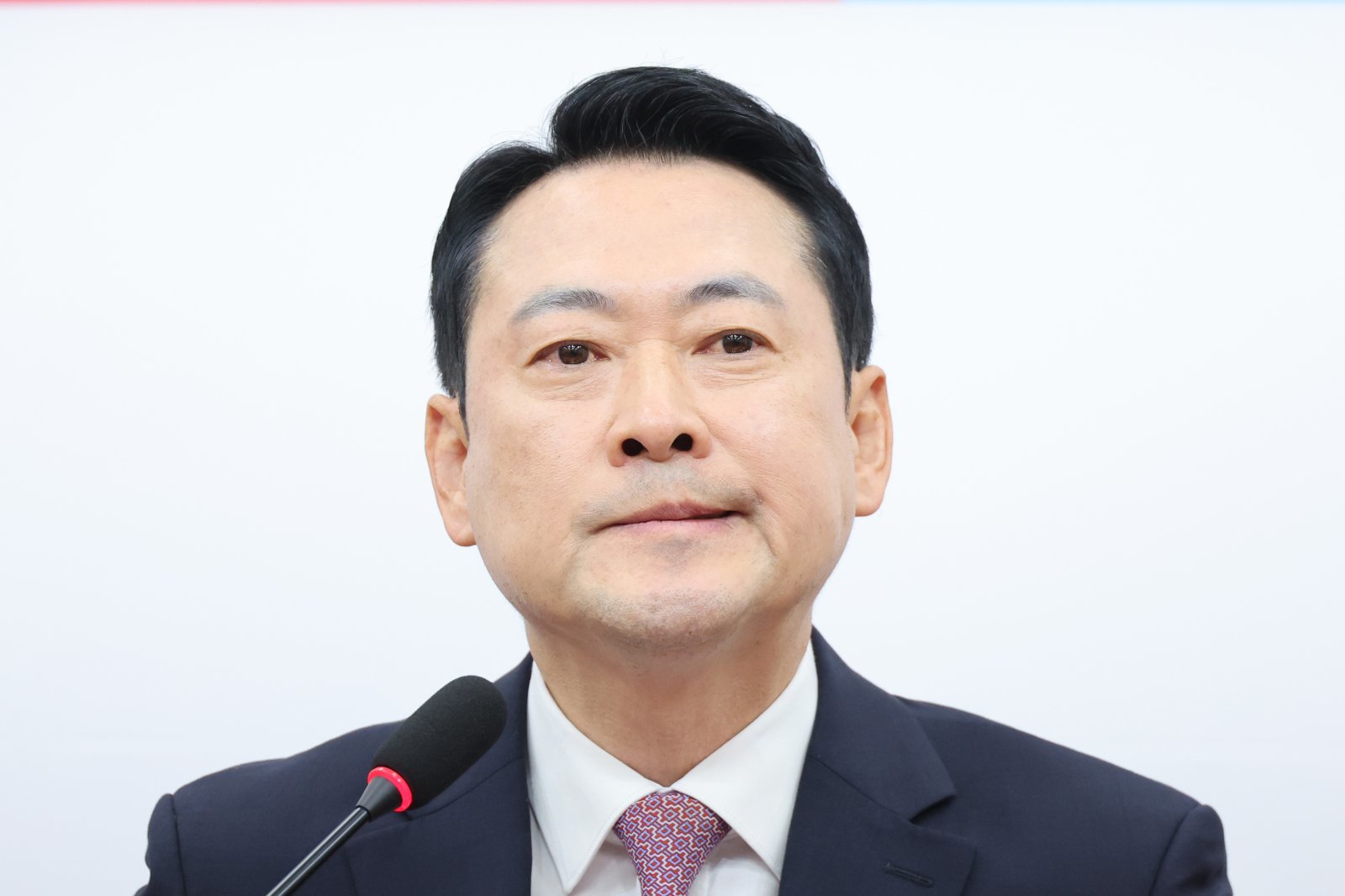 장동혁 국민의힘 대표가 24일 서울 여의도 국회에서 열린 현안 관련 브리핑에서 취재진의 질의를 듣고 있다. 2026.4.24 뉴스1