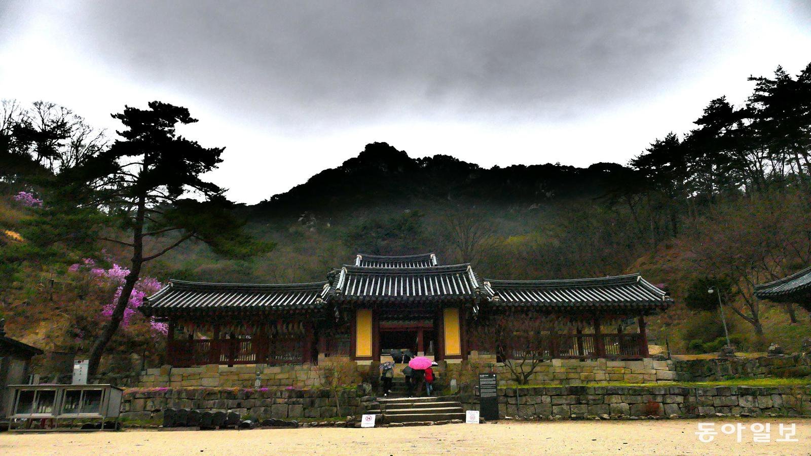 청평사 전경. 맨 앞에 보이는 문이 보물 제164호 회전문이다.