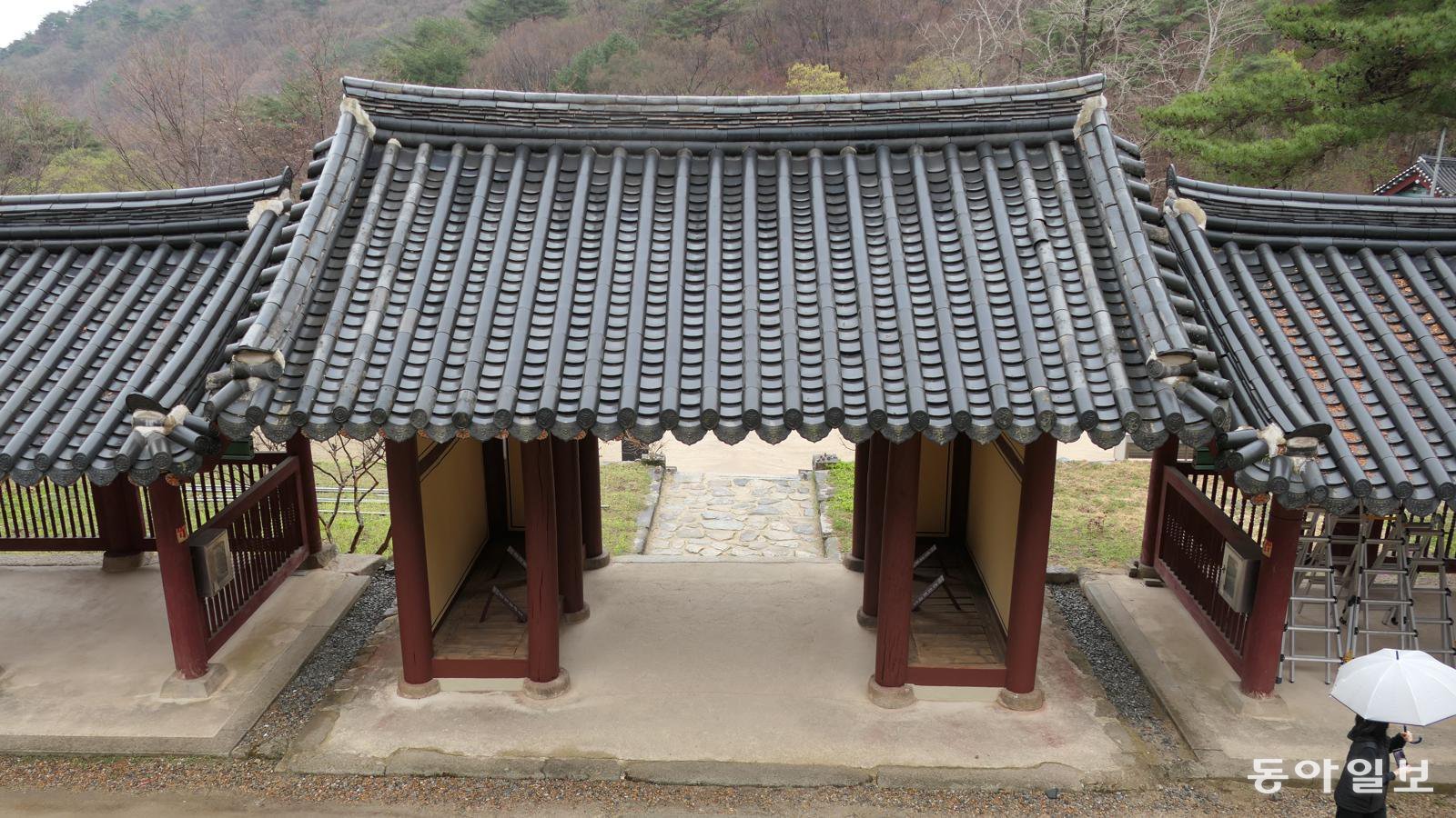 청평사 경내에서 바라본 회전문.