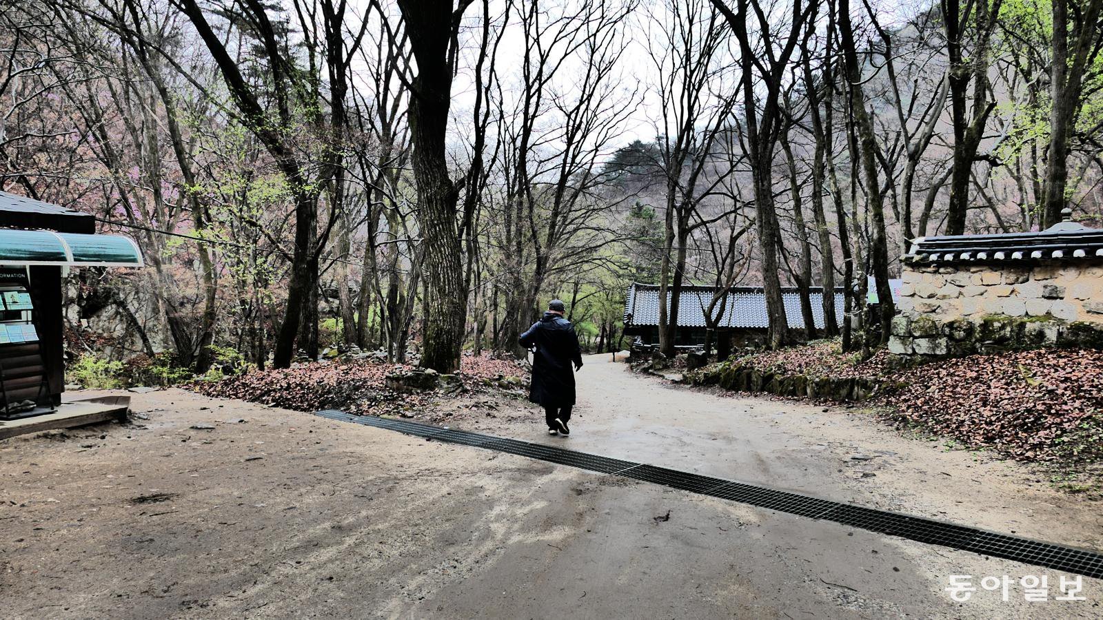 영지를 지나 선착장으로 향하는 길.