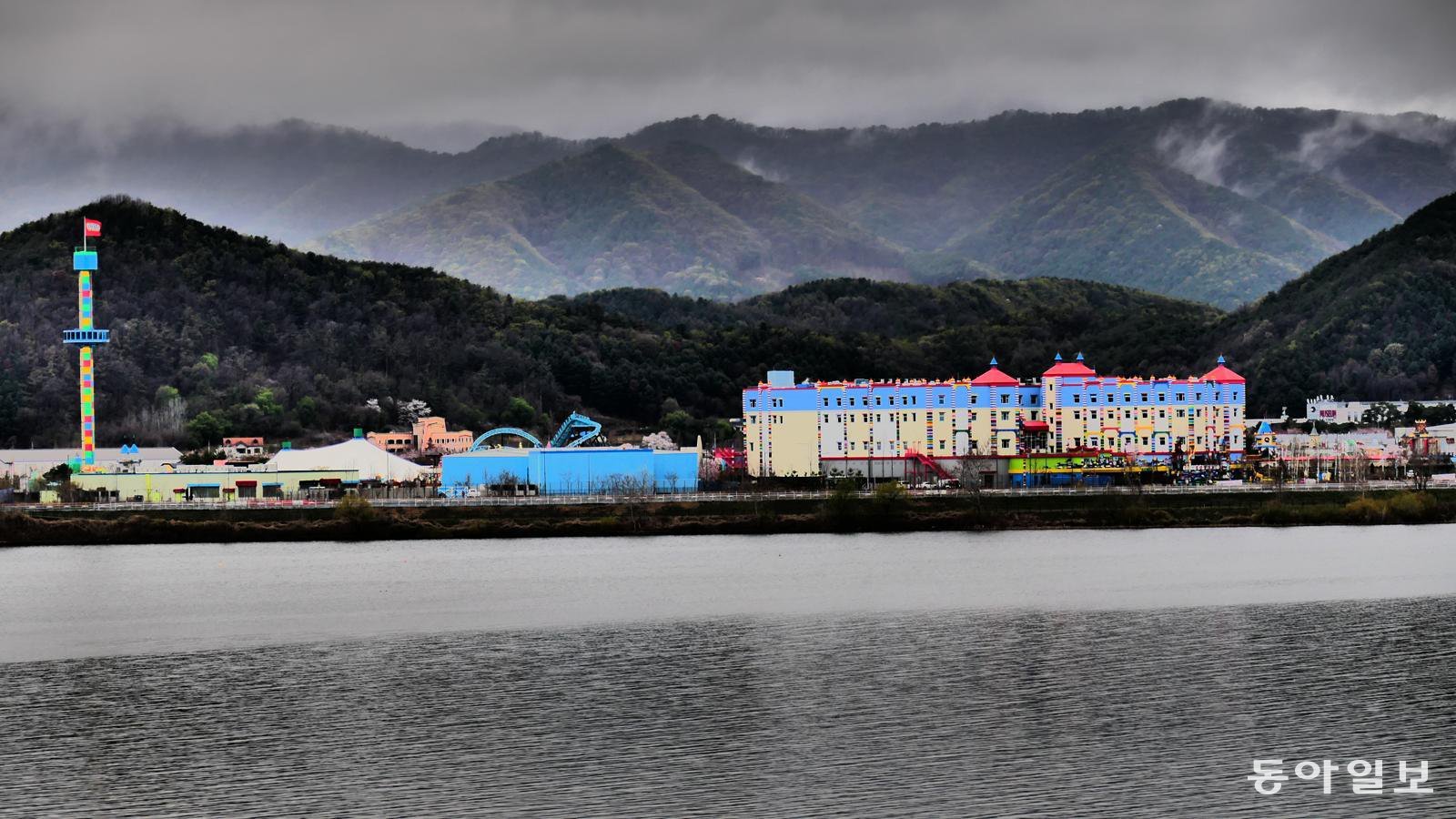 공지천 출렁다리에서 바라본 중도 레고랜드 전경.