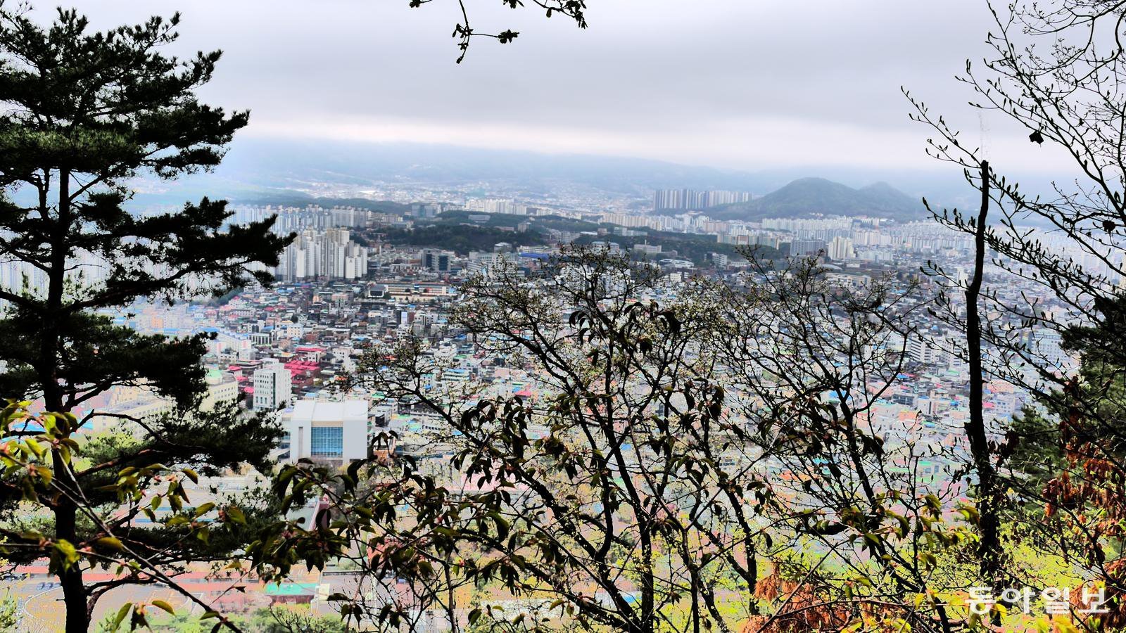 봉의산에서 바라본 남쪽 춘천. 오른쪽 뒤로 보이는 산이 안마산이다.