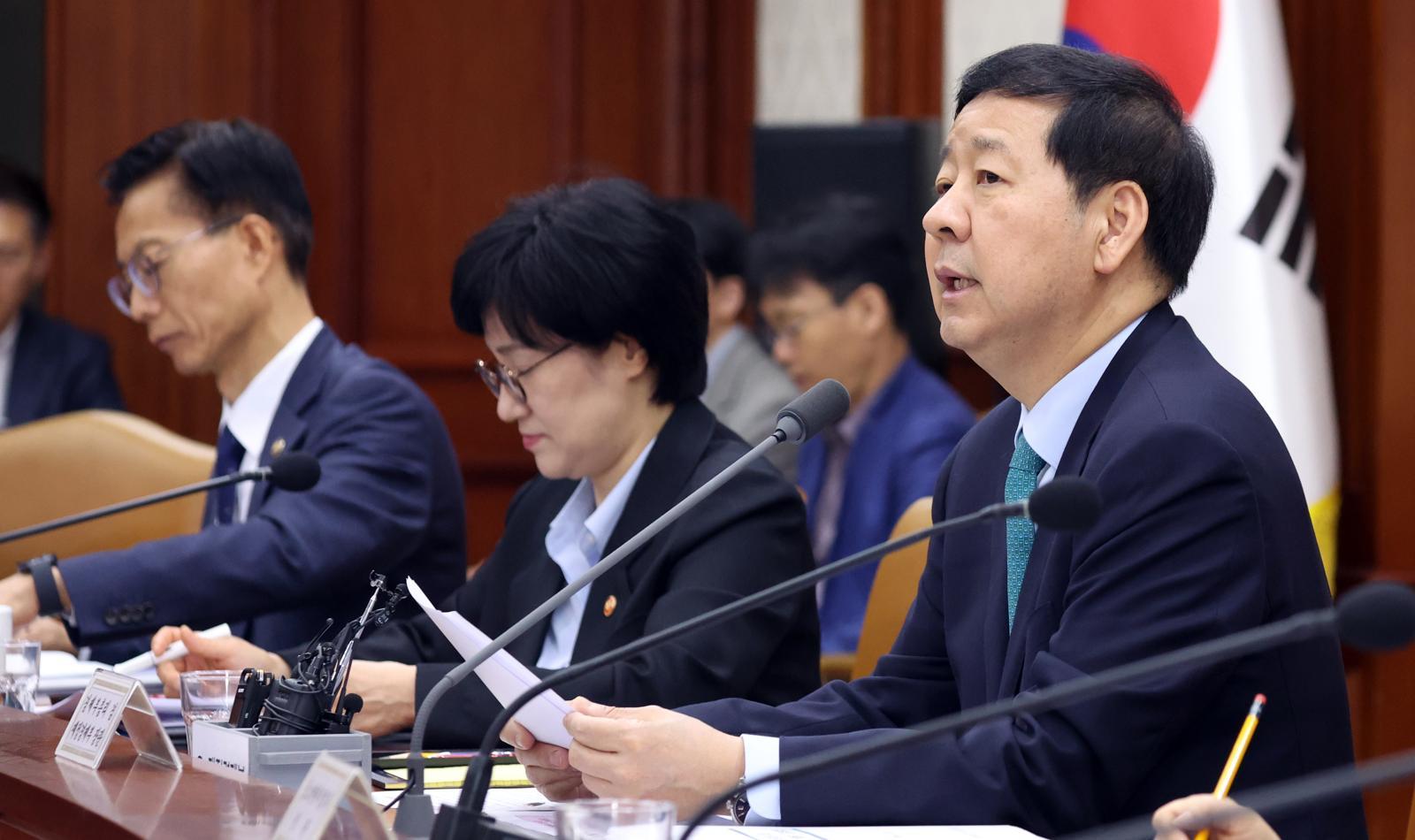 구윤철 경제부총리 겸 재정경제부 장관이 24일 오전 서울 종로구 세종대로 정부서울청사에서 열린 비상경제본부회의 겸 경제관계장관회의 겸 국가창업시대 전략회의에서 모두 발언을 하고 있다. 2026.4.24 ⓒ 뉴스1