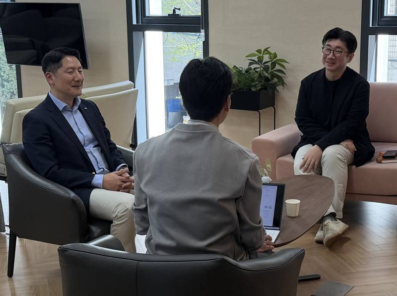 이대희 의장(사진 맨왼쪽)과 이호재 대표(사진 맨오른쪽)가 ‘디 앵커’ 위원회를 소개하고 있다 / 출처=IT동아