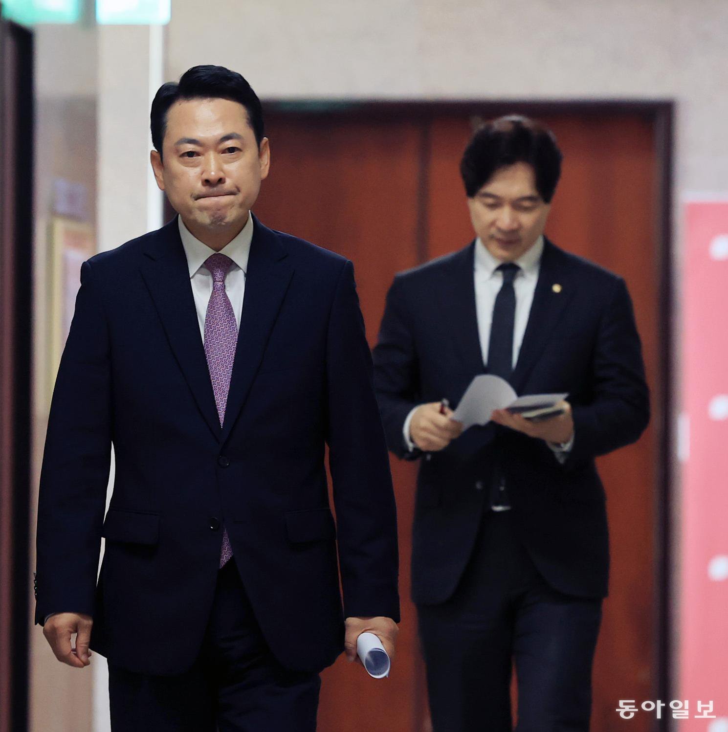 24일 서울 여의도 국회에서 국민의힘 장동혁 대표(왼쪽)가 현안 관련 기자간담회에 참석하기 위해 이동하고 있다. 오른쪽은 박성훈 수석대변인. 장승윤 기자 tomato99@donga.com