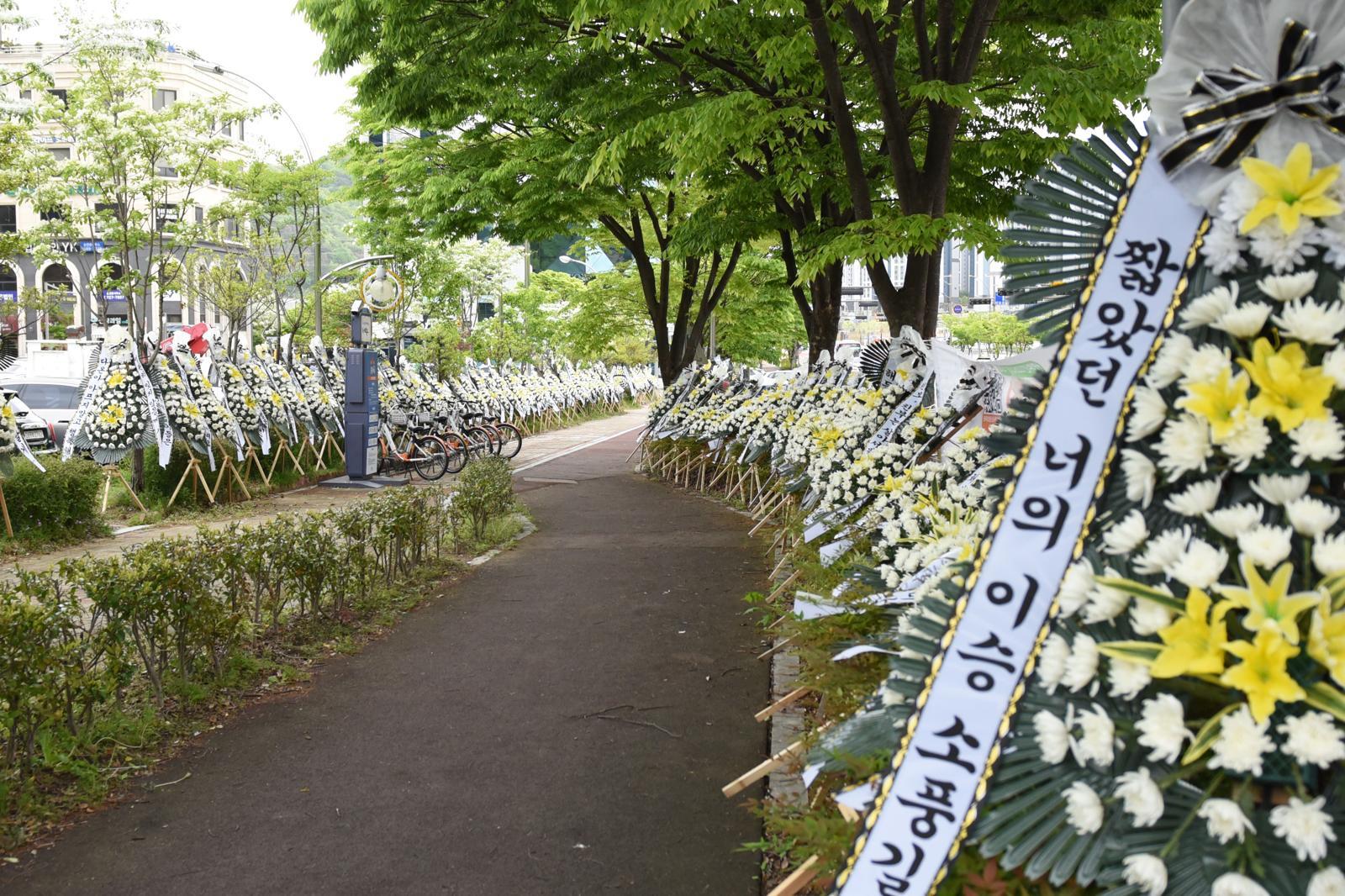 23일 여수 영아살해 사건 선고를 앞두고 광주지법 순천지원 앞에 추모화환이 놓여져있다. 2026.4.23 ⓒ 뉴스1