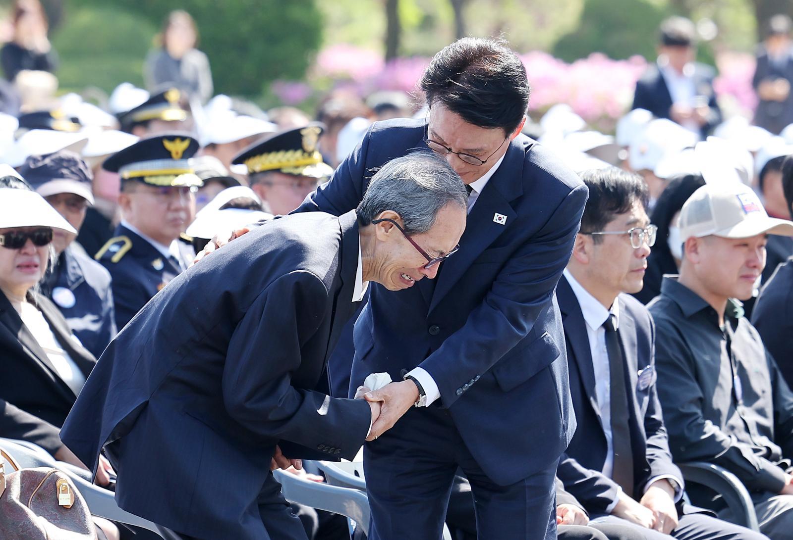 김민석 국무총리가 24일 서울 동작구 국립서울현충원에서 열린 제3회 순직의무군경의 날 기념식에서 편지 낭독을 마친 고 한승우 이병의 아버지 한일석 씨를 위로하고 있다. 뉴스1