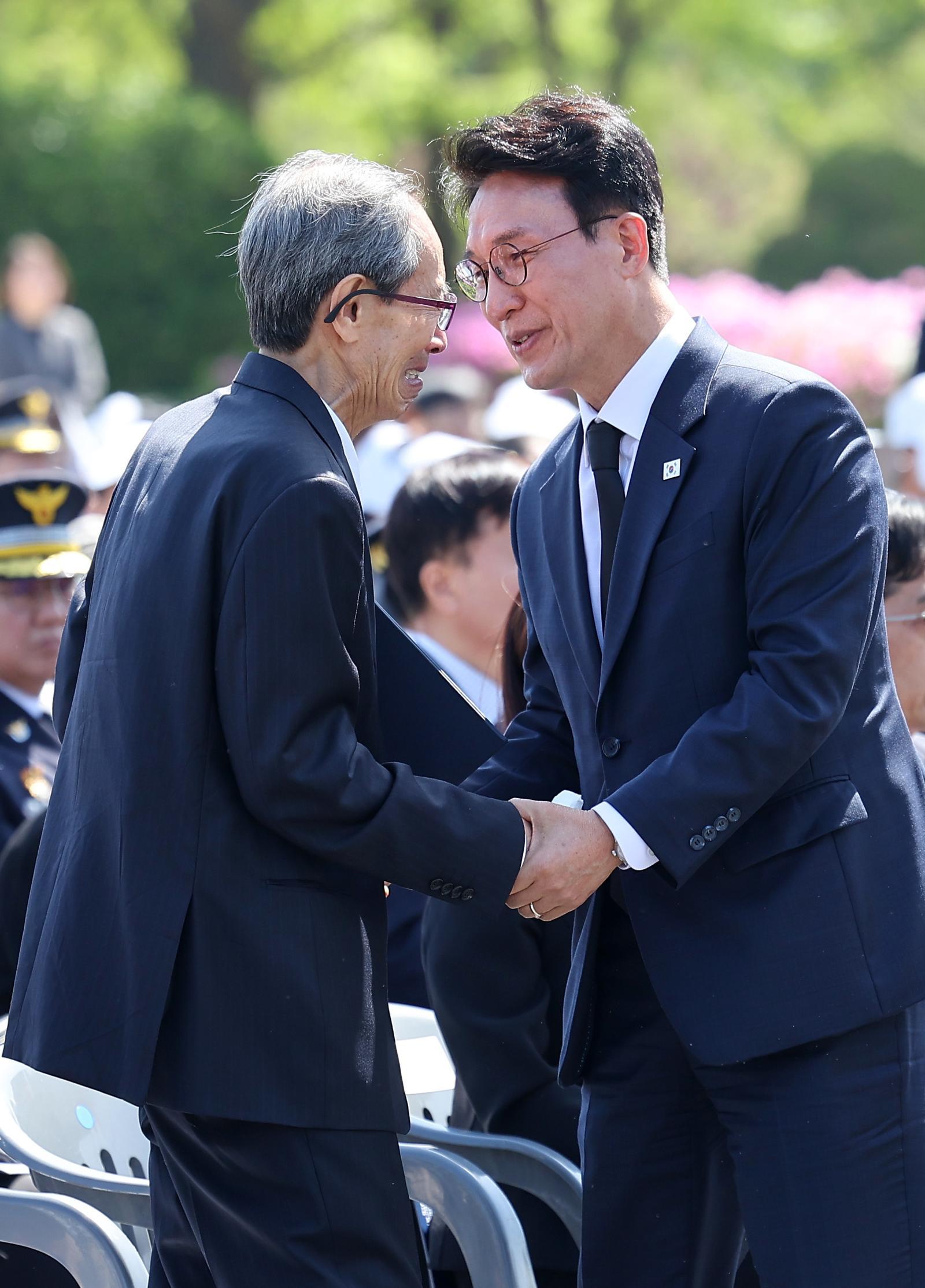 김민석 국무총리가 24일 서울 동작구 국립서울현충원에서 열린 제3회 순직의무군경의 날 기념식에서 편지 낭독을 마친 고 한승우 이병의 아버지 한일석 씨를 위로하고 있다. 뉴스1