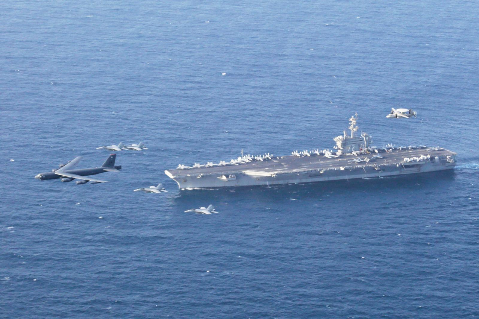 미국 해군 항공모함 USS 에이브러햄 링컨호와 미국 공군 B-52H 폭격기. 미국 해군 제공
