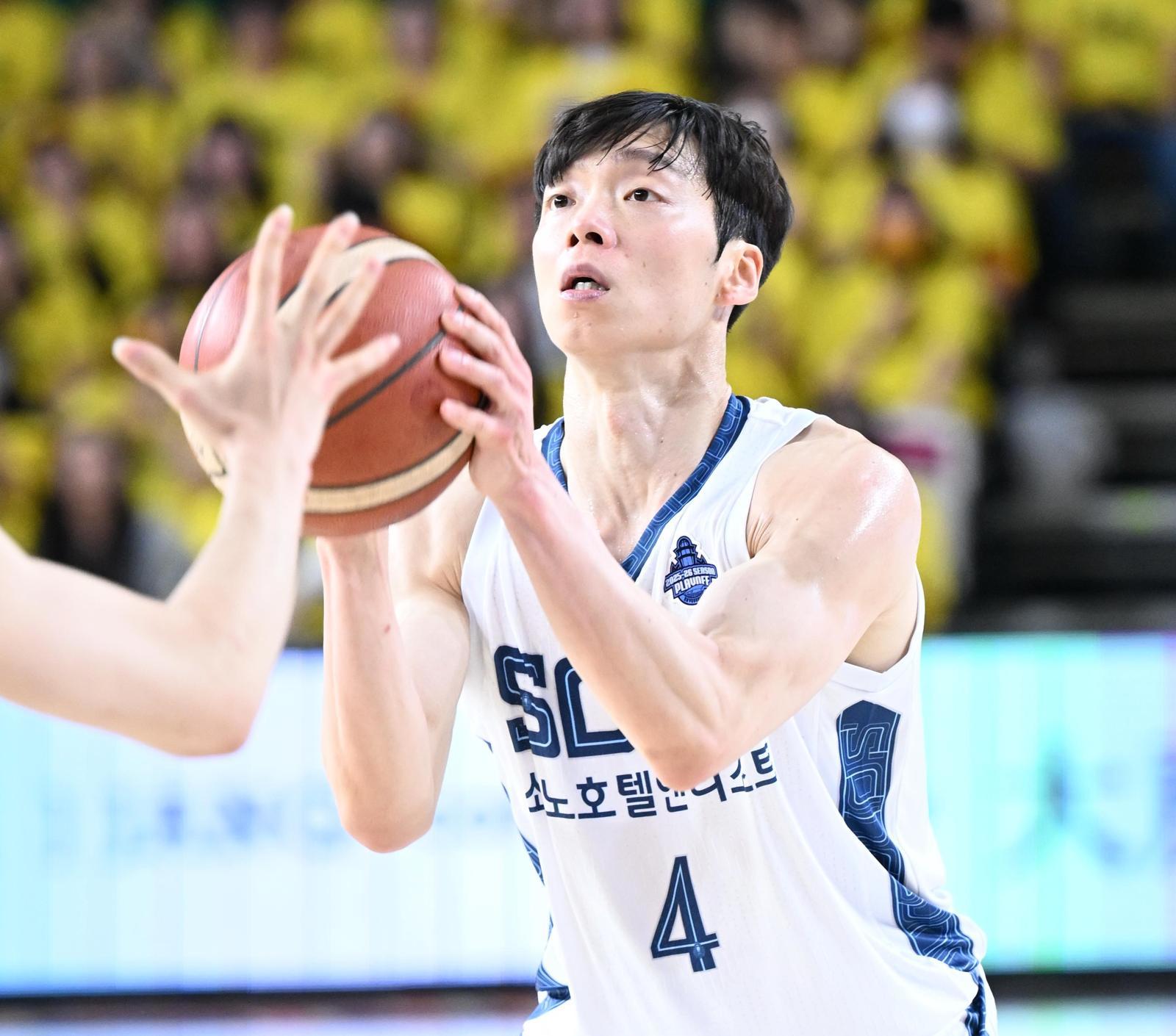 베테랑 가드 이재도가 23일 경남 창원체육관에서 열린 LG와의 2025∼2026시즌 프로농구 4강 플레이오프 1차전에서 슛 동작을 하고 있다. KBL 제공