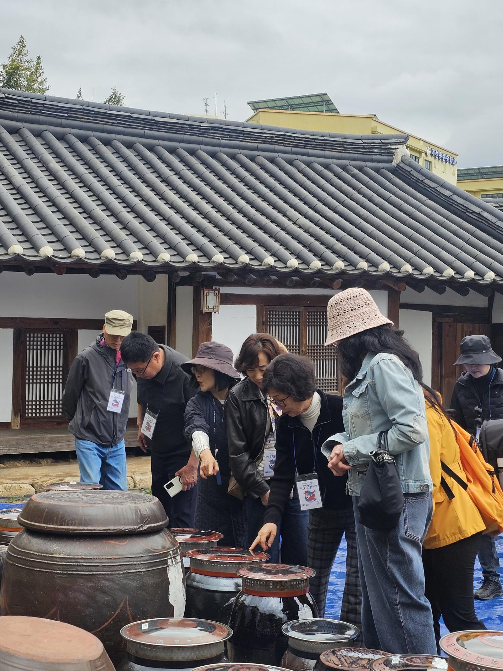 대전 대덕구는 자연 속에서 역사·문화를 체험하는 시티투어 ‘대덕 고래(Go來) 여행’을 3월부터 10월까지 운영한다고 26일 밝혔다. 사진은 투어에 참여한 관광객들 모습. 대전 대덕구 제공
