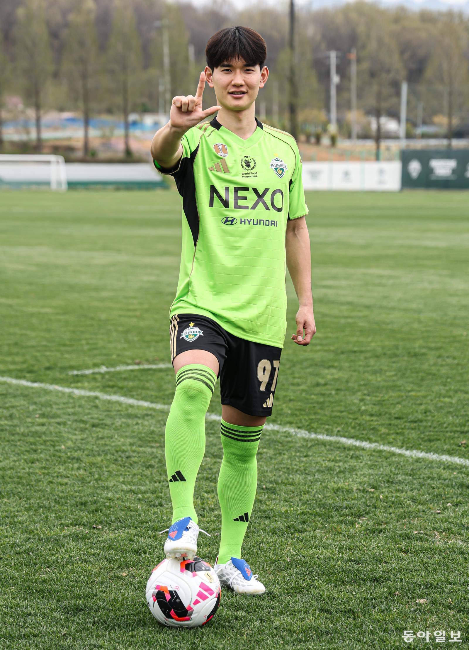 프로축구 K리그1(1부) 전북의 미드필더 김진규가 전북 완주군에 있는 전북 클럽하우스에서 아내의 영문 이름에서 따온 알파벳 ‘L’자를 손가락으로 만들어 보였다. 김진규의 목표는 2026 북중미 월드컵에 출전해 득점한 뒤 가족을 위한 골 세리머니를 하는 것이다. 완주=이한결 기자 always@donga.com