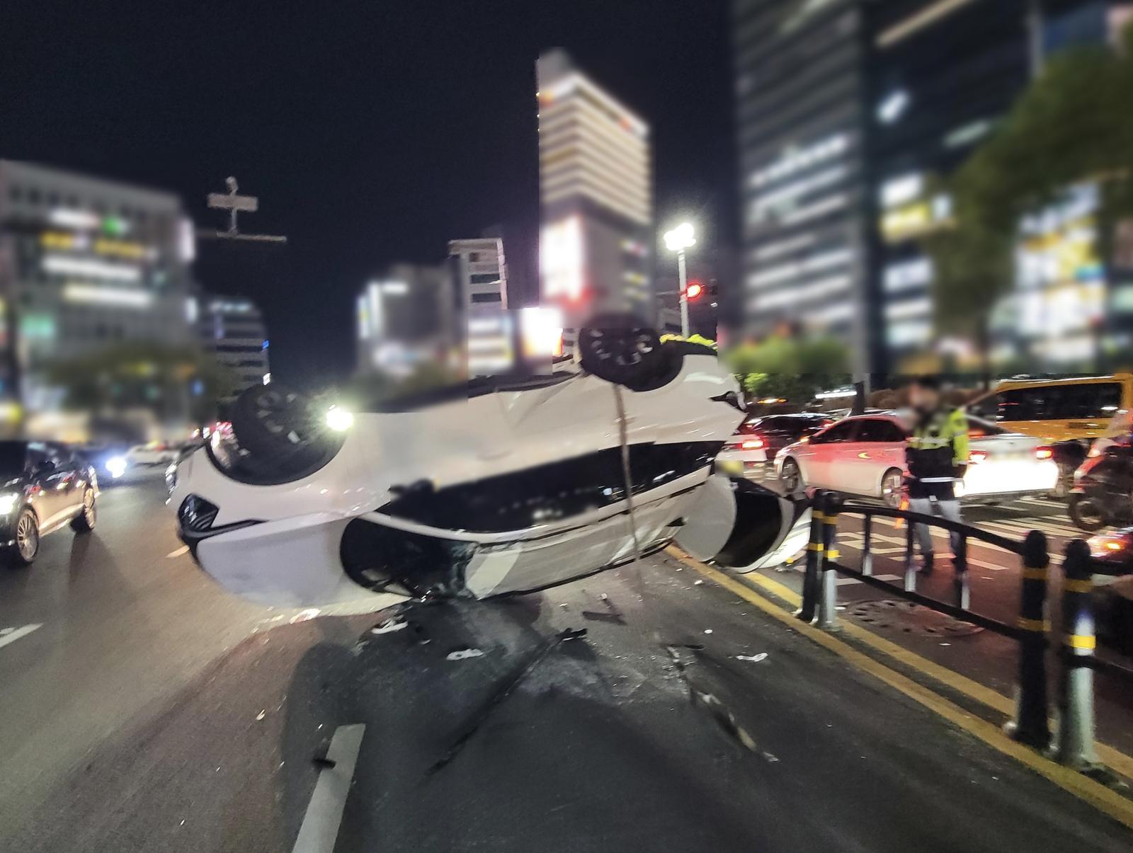 부산 연산교차로서 승용차끼리 충돌해 1대 전복…2명 경상