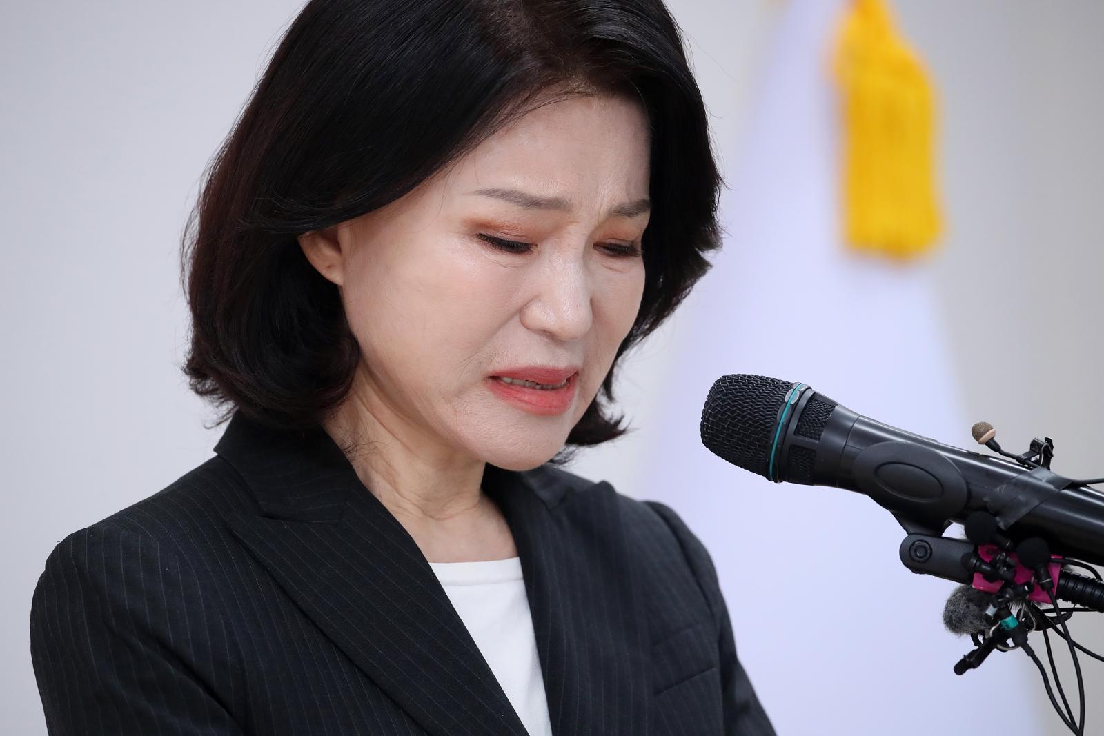 이진숙 전 방송통신위원장이 25일 오전 대구 수성구 국민의힘 대구시당에서 6·3 지방선거 불출마를 선언하고 있다. 2026.4.25/뉴스1