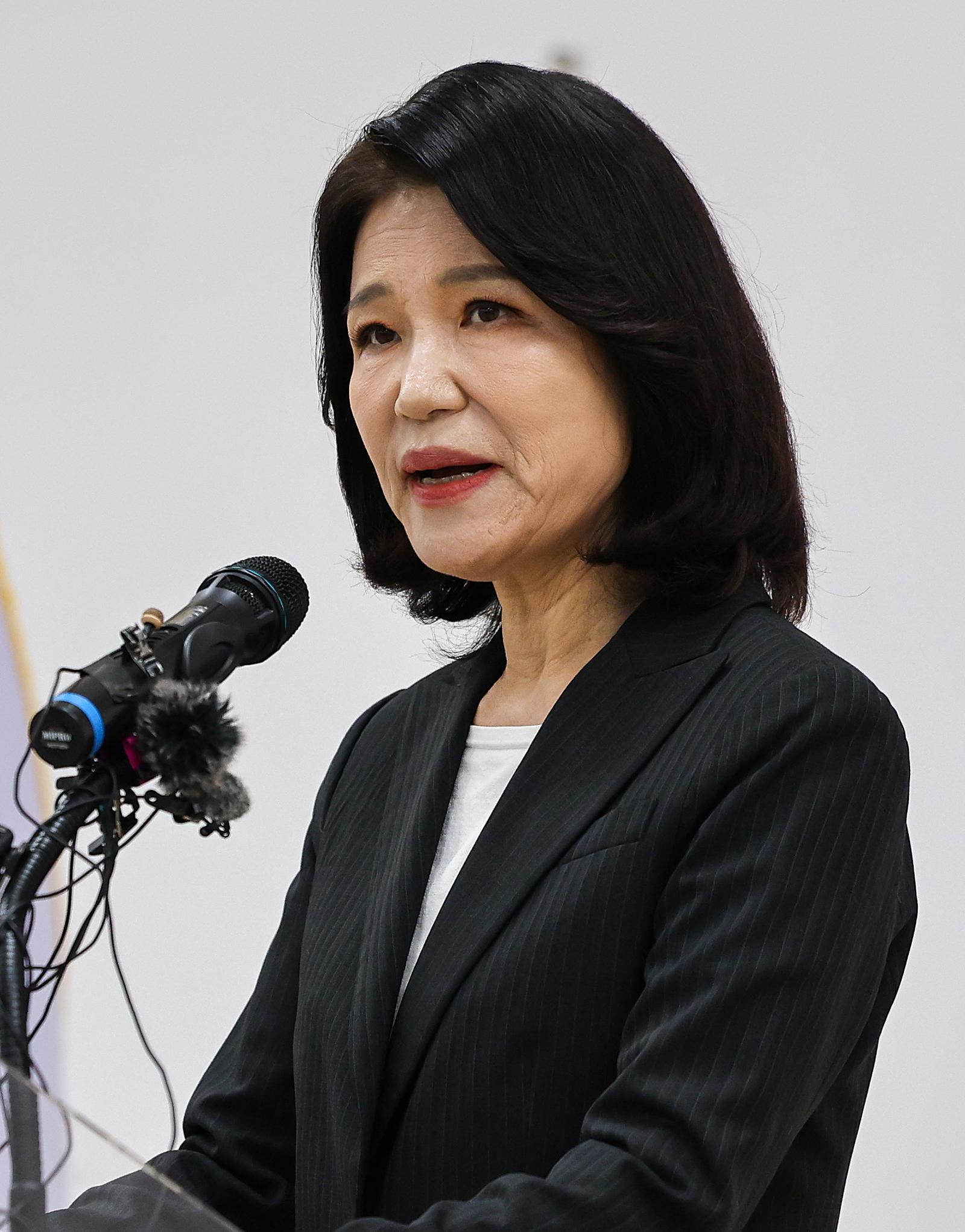 국민의힘 대구시장 경선에서 컷오프(공천 배제)된 이진숙 전 방송통신위원장이 25일 오전 대구 수성구 국민의힘 대구시당에서 6·3 지방선거 대구시장 불출마 뜻을 밝히고 있다. 2026.04.25. [대구=뉴시스]