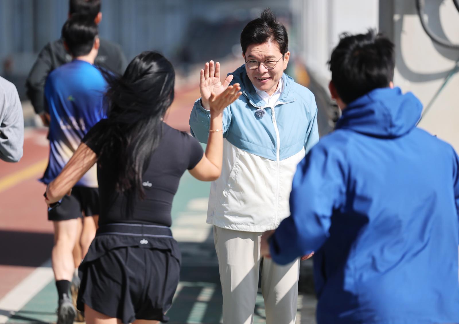 러너들 만난 정원오…캠프 대변인단엔 김동아·이주희·김규현 합류