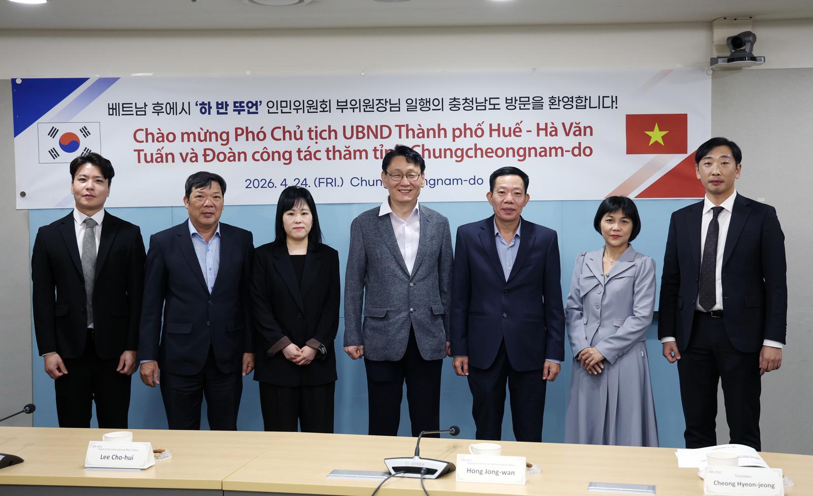 홍종완 충남도 행정부지사(가운데)가 24일 도청에서 베트남 후에시 인민위원회 관계자와 만나 상생 발전을 위한 방안을 논의하고 기념사진을 찍고 있다. 충남도 제공