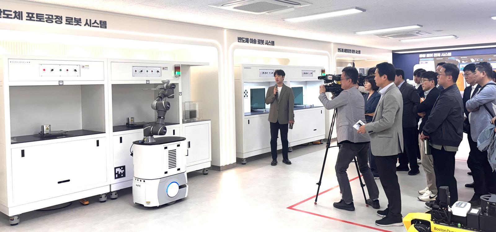 22일 경북 구미시 신평동 금오테크노밸리 웨어러블 스마트디바이스 상용화 지원센터에서 ‘경북 로봇 플래그쉽 거점 개소식’이 열려 반도체 공정 로봇 시스템을 시연하고 있다. 구미시 제공