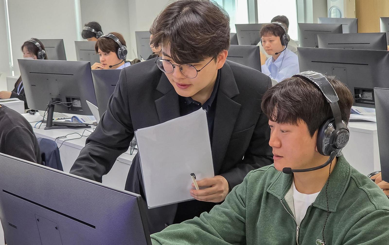 18일 경기 수원시 삼성전자 인재개발원에서 진행된 삼성직무적성검사(GSAT)에서 삼성전자 감독관이 응시자에게 응시 방법을 설명하고 있다. 삼성전자 제공