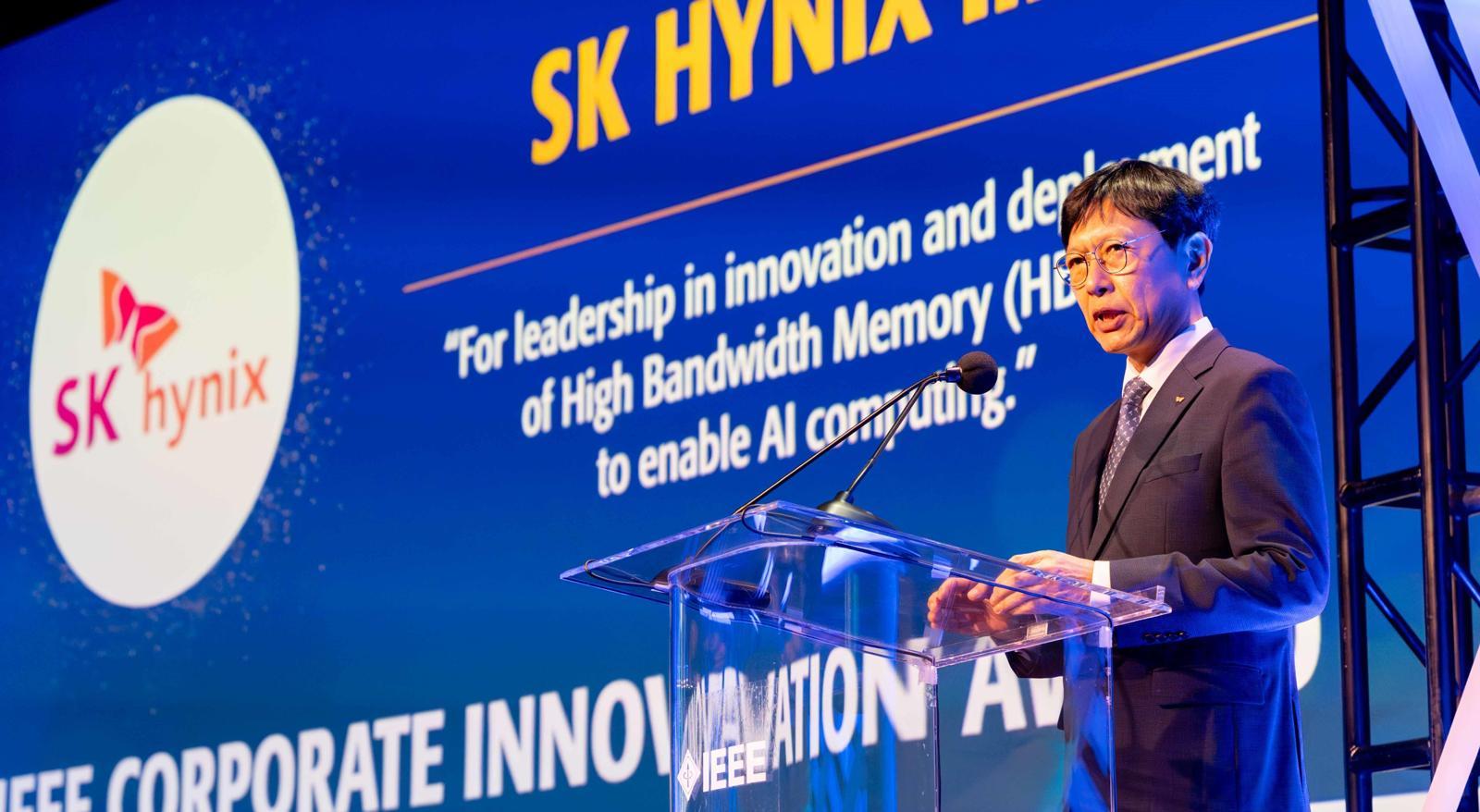 24일(현지 시간) 미국 뉴욕에서 열린 2026 국제전기전자공학회(IEEE) 어워즈에서 안현 SK하이닉스 개발총괄 사장이 기업혁신상 수감 소상을 밝히고 있다. SK하이닉스 제공
