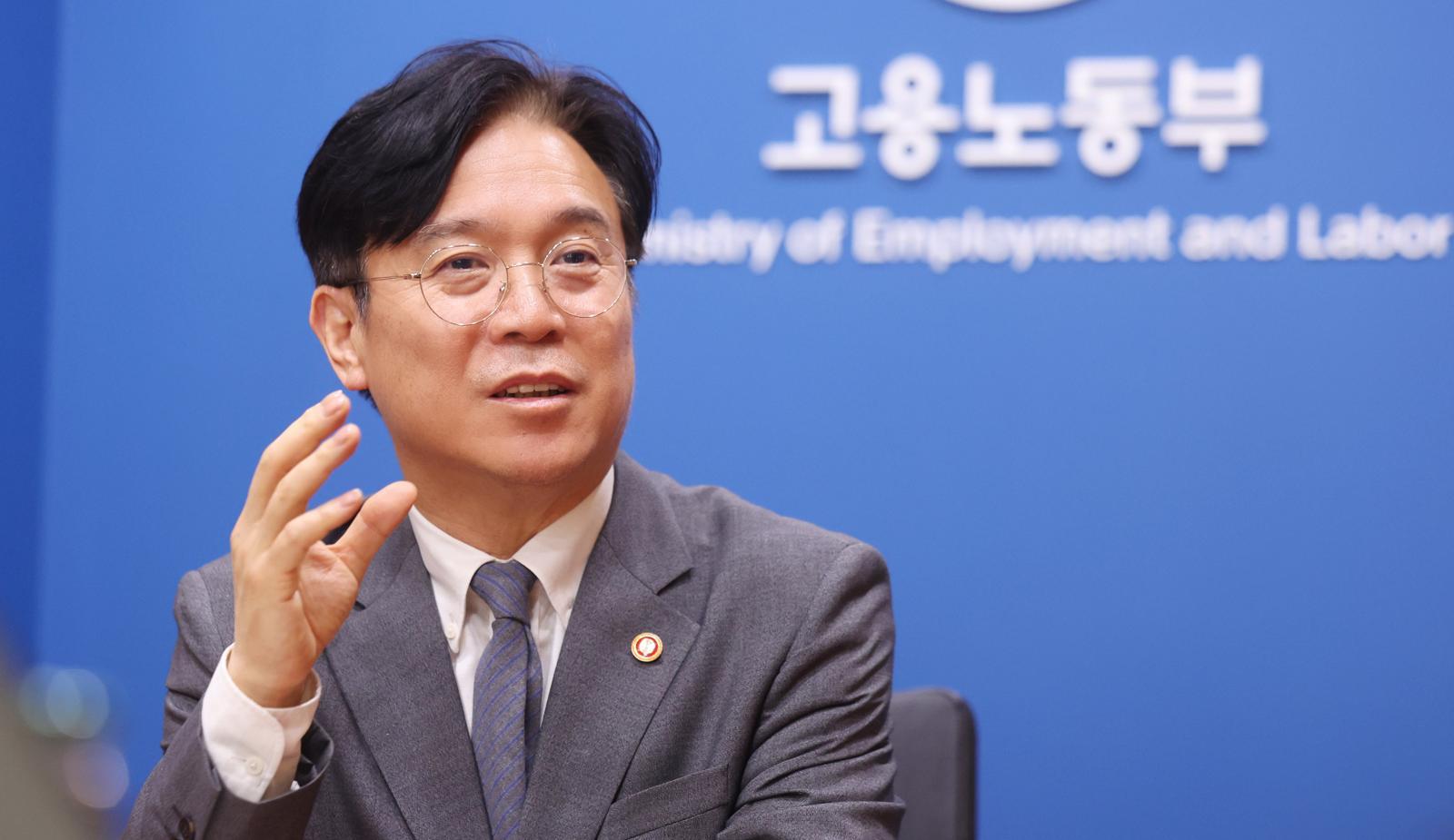 노동장관 “단기 근로자에 더 주는 ‘공정수당’ 도입…정년연장 상반기 결론”