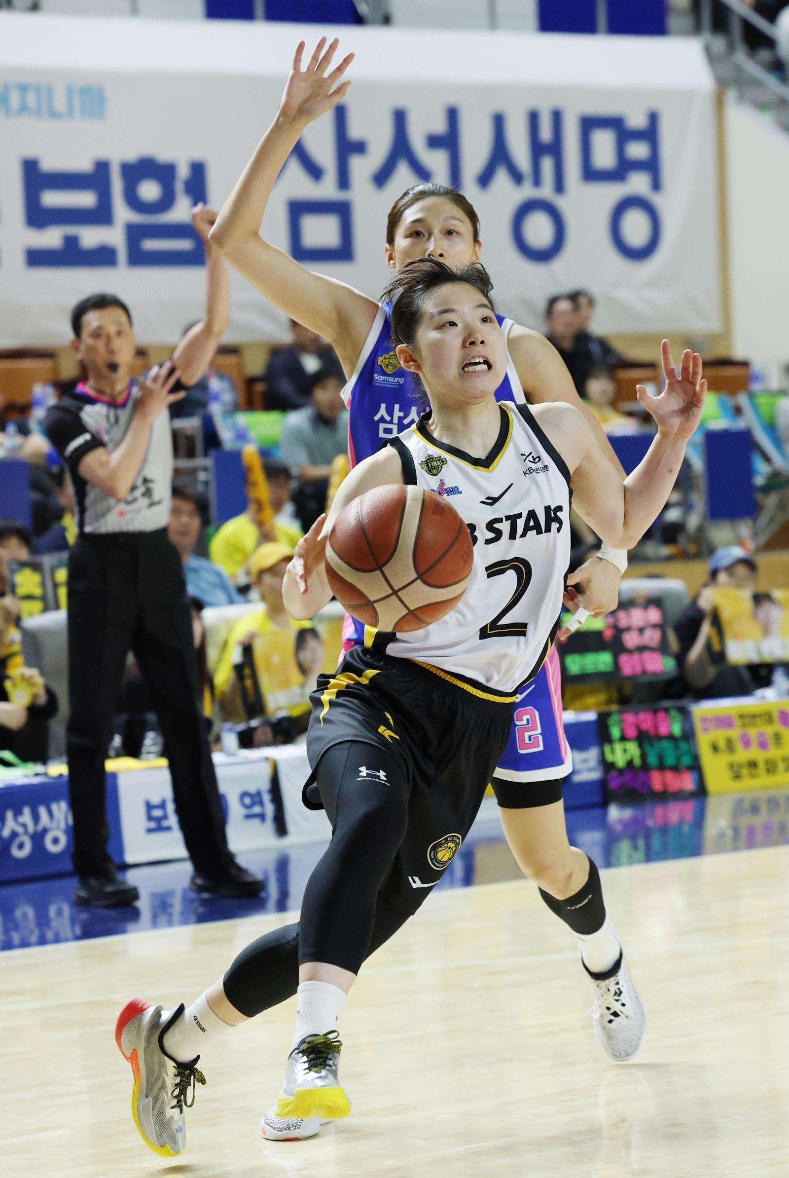 26일 경기 용인시 처인구 용인실내체육관에서 열린 ‘BNK 금융 2025-2026 여자프로농구 챔피언결정전 3차전’ 용인 삼성생명 블루밍스와 청주 KB스타즈의 경기에서 KB스타즈 허예은이 돌파를 하고 있다. 2026.4.26 ⓒ 뉴스1
