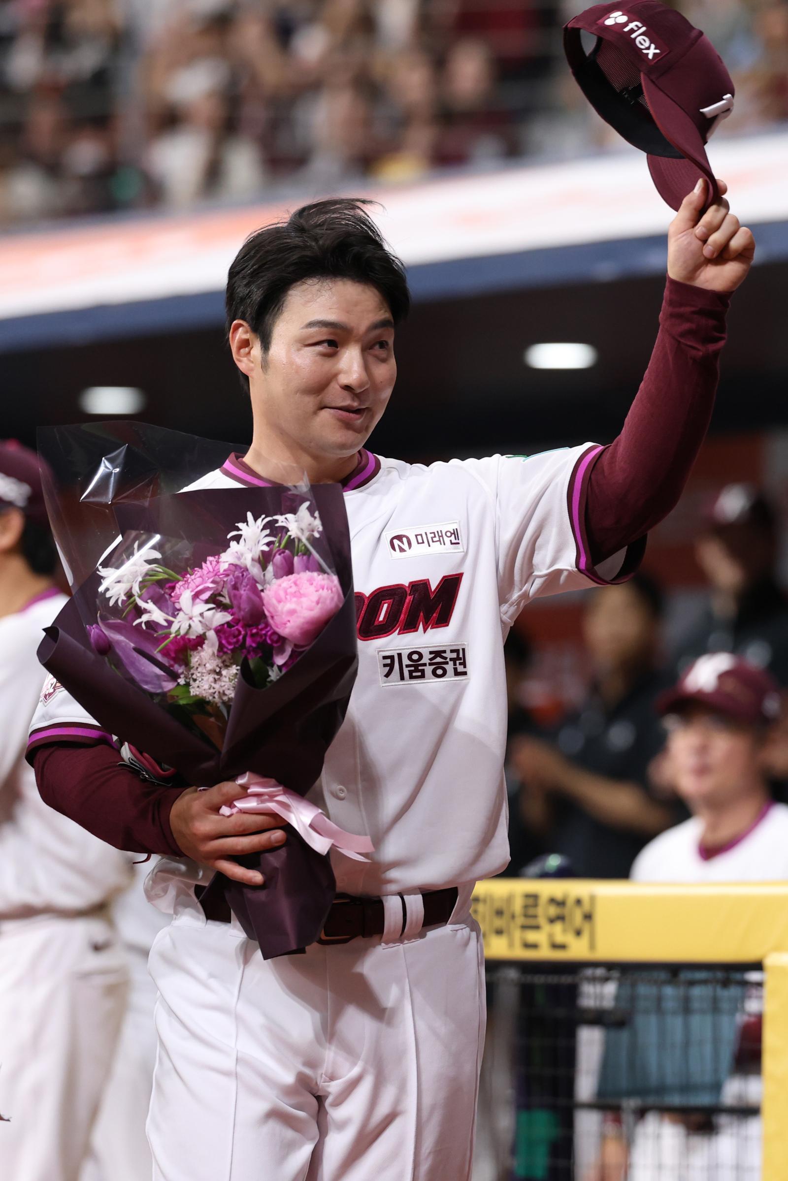 26일 서울 구로구 고척스카이돔에서 ‘2026 신한 SOL Bank KBO 리그’ 삼성 라이온즈와 키움 히어로즈의 경기에 앞서 키움 박병호의 은퇴식이 열렸다. 박병호 코치가 팬들을 향해 인사하고 있다. (키움 히어로즈 제공) 2026.4.26/뉴스1