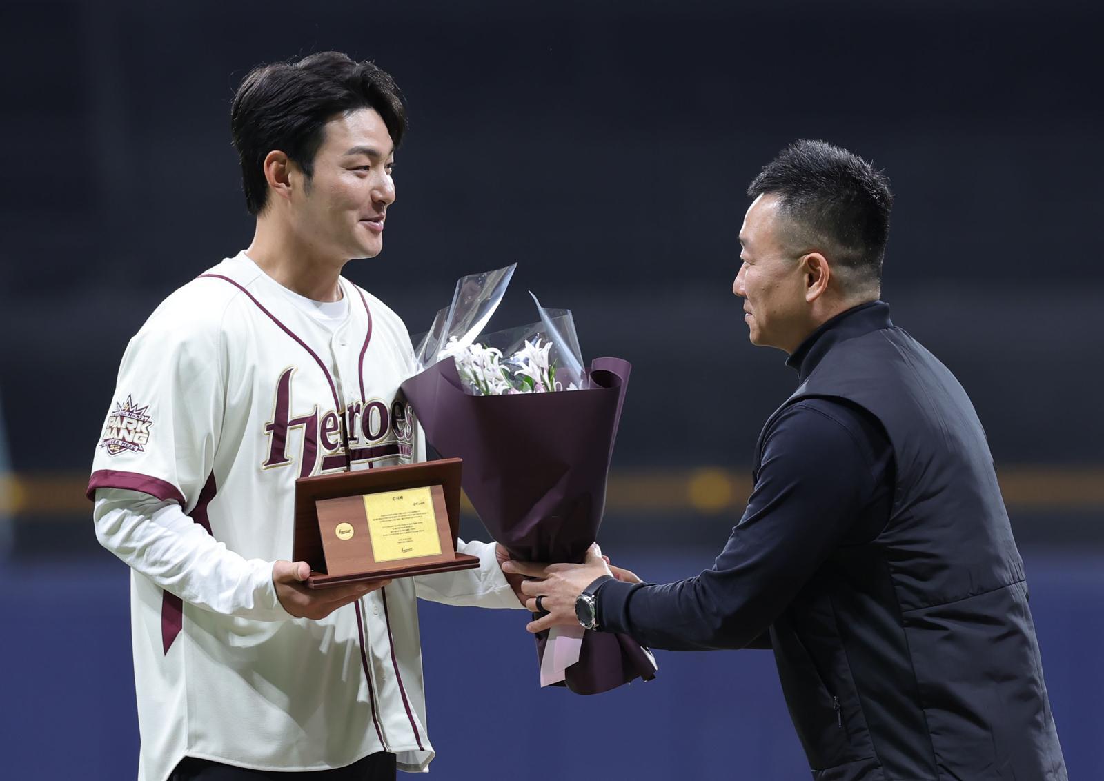 박병호 키움 히어로즈 코치가 26일 서울 구로구 고척스카이돔에서 열린 2026 KBO 리그 삼성 라이온즈와 키움 히어로즈의 경기 전 은퇴식에서 키움 허승필 단장에게 감사패와 꽃다발을 전달받고 있다. 2026.04.26. [서울=뉴시스]