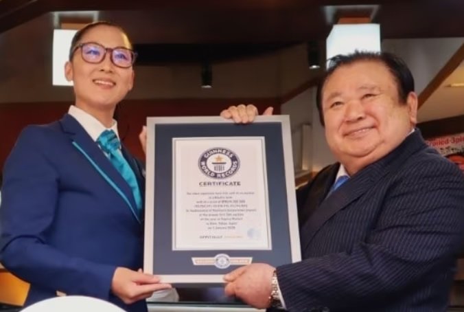 기무라 기요시 사장이 기네스북 인증서를 전달받고 있다. 사진=기요무라 홈페이지