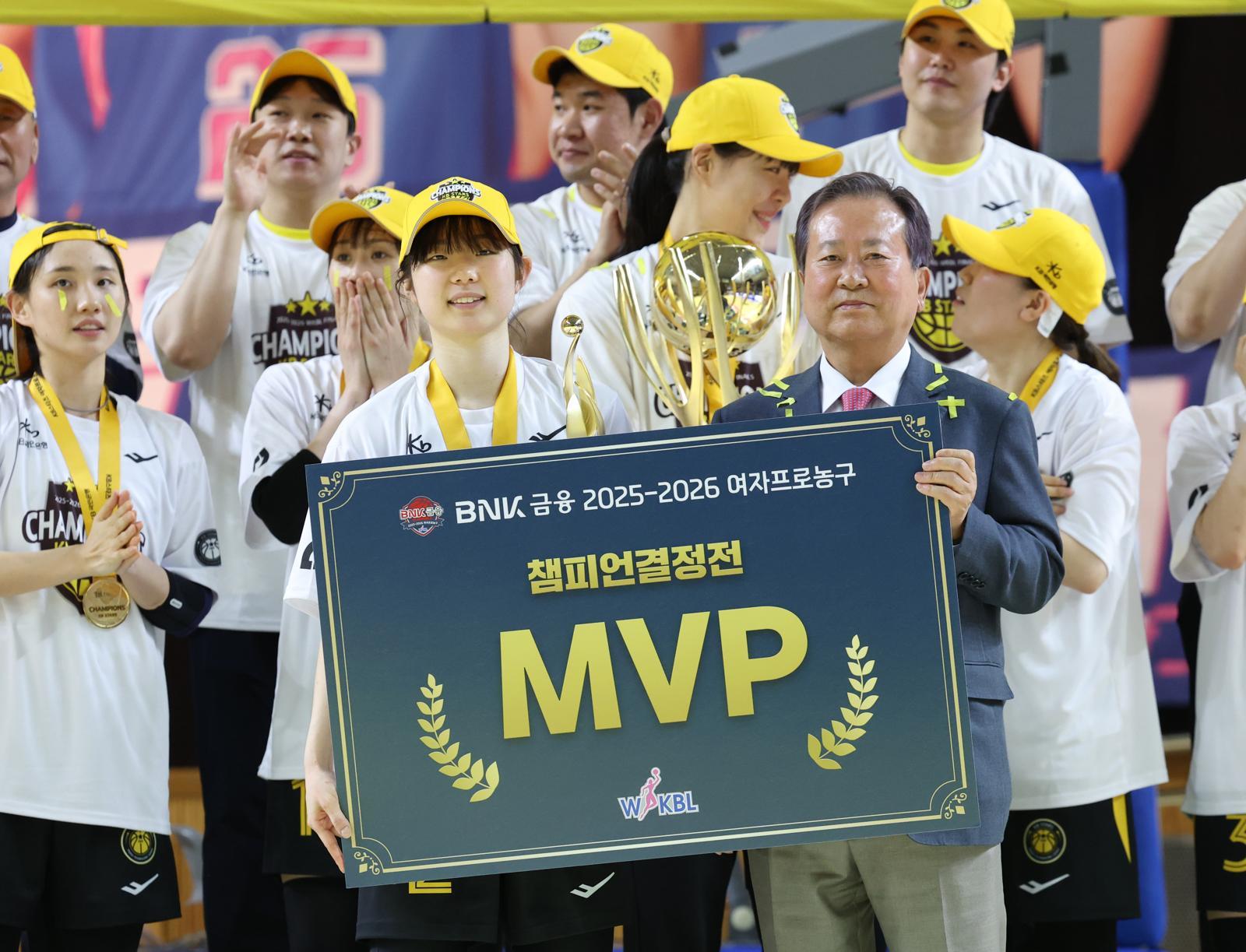 26일 경기 용인시 처인구 용인실내체육관에서 열린 ‘BNK 금융 2025-2026 여자프로농구 챔피언결정전 3차전’ 용인 삼성생명 블루밍스와 청주 KB스타즈의 경기에서 승리, MVP에 선정된 KB 허예은이 신상훈 한국여자농구연맹 총재와 함께 기념 촬영을 하고 있다. 2026.4.26/뉴스1