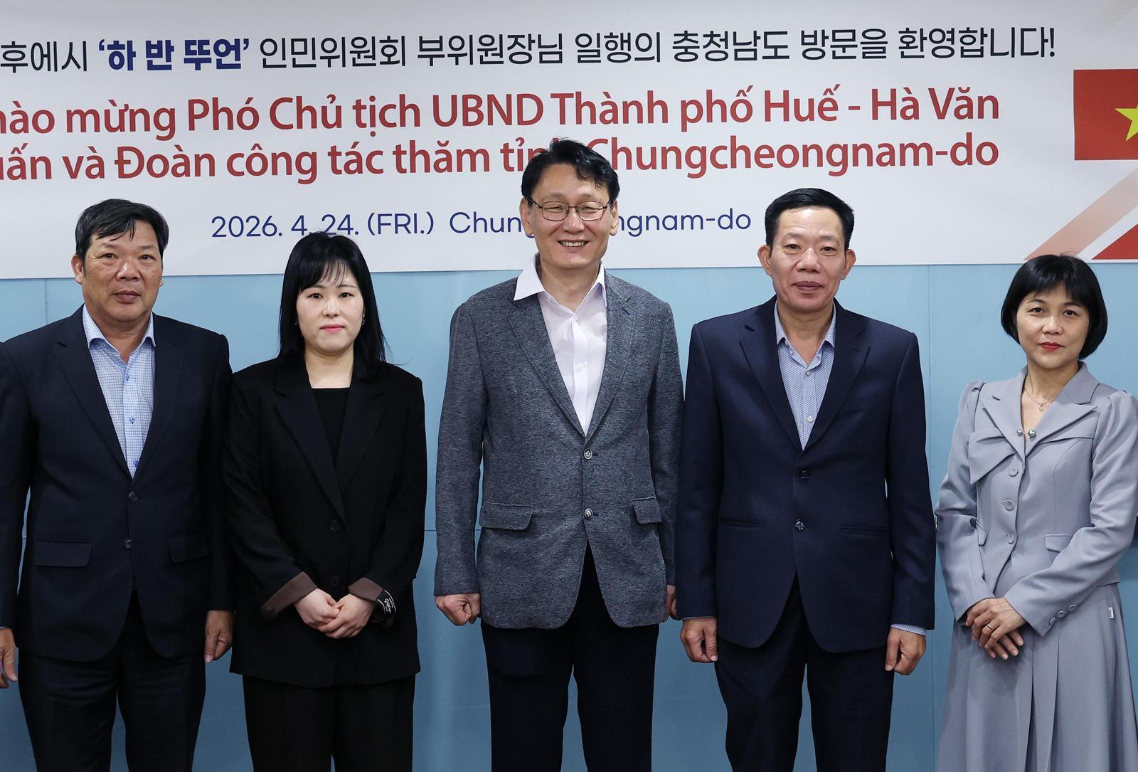 홍종완 충남도 행정부지사(가운데)가 24일 도청에서 베트남 후에시 인민위원회 관계자와 만나 상생 발전을 위한 방안을 논의하고 기념사진을 찍고 있다. 충남도 제공