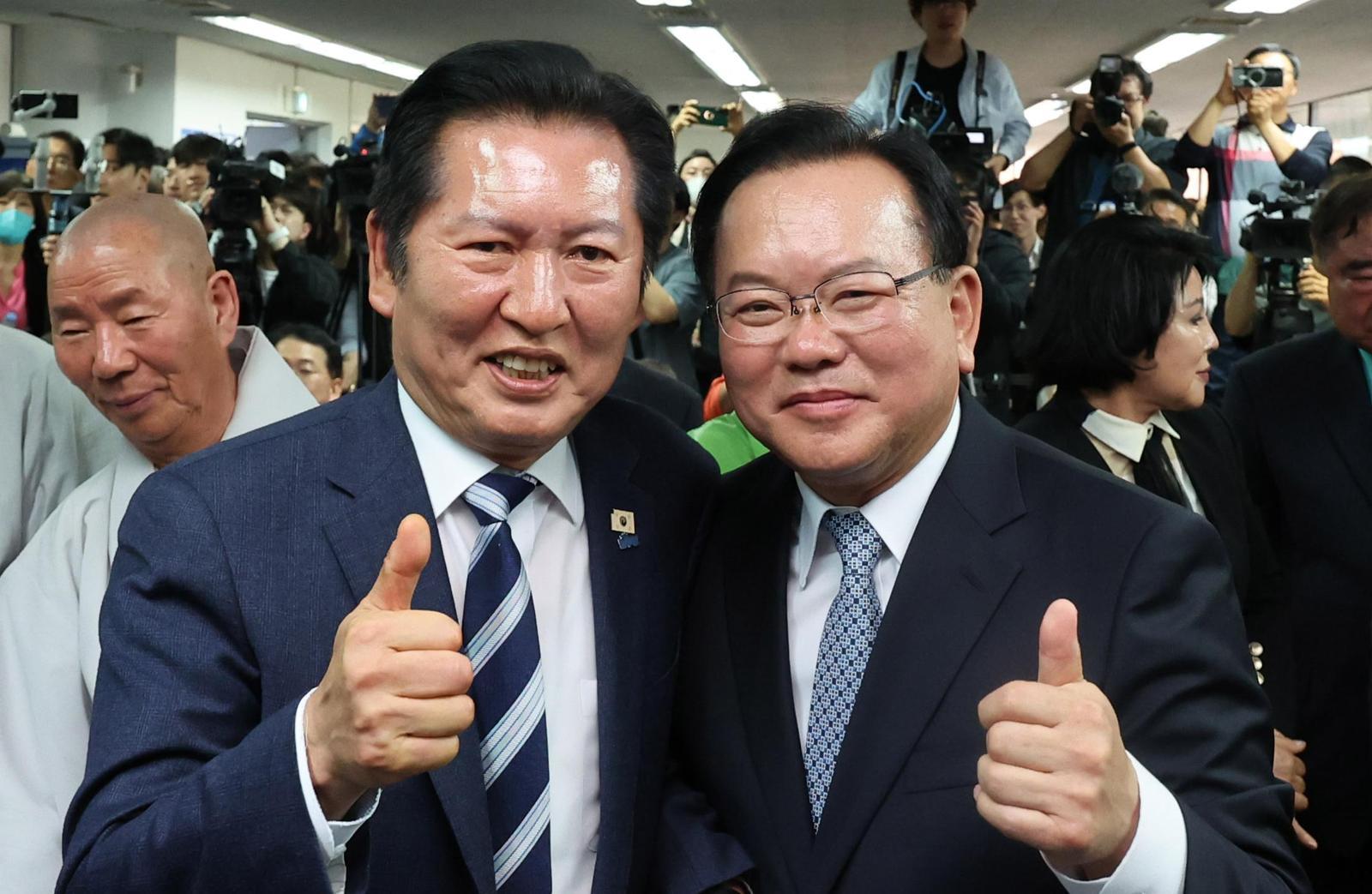 엄지 척
더불어민주당 정청래 대표(왼쪽)와 김부겸 대구시장 후보가 26일 오후 대구 달서구 ‘김부겸 희망캠프’ 선거사무소 개소식에서 포즈를 취하고 있다. 이날 여권 전현직 의원 62명이 참석해 정면승부를 예고했다. 대구=뉴시스