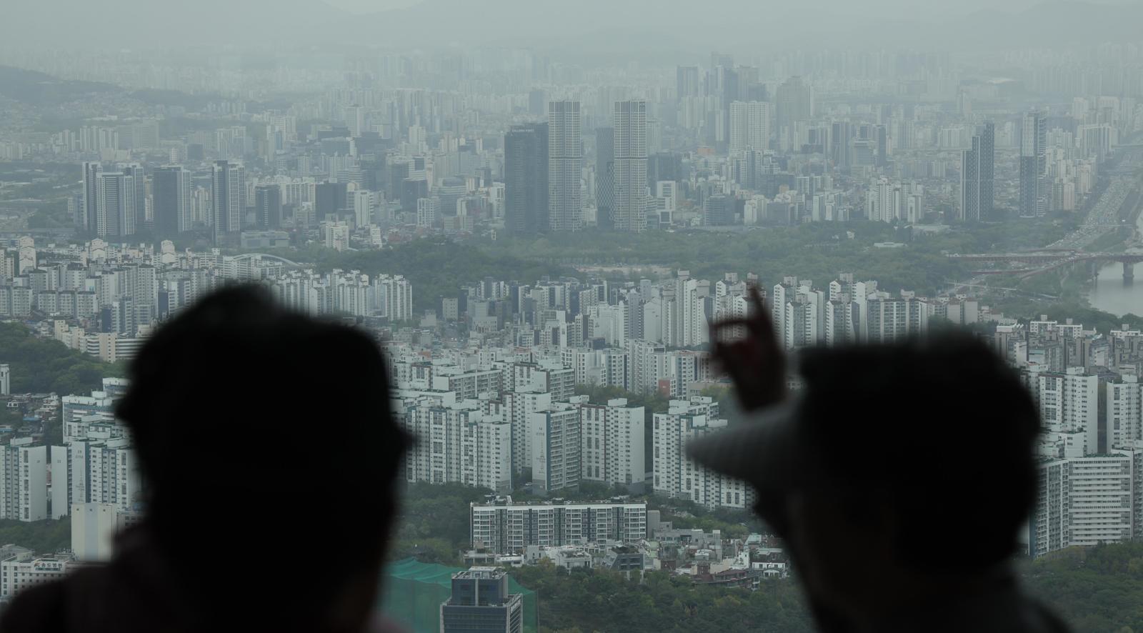 22일 오전 서울 중구 남산타워 전망대에서 바라본 서울 시내가 황사 영향으로 뿌옇게 보인다. 뉴스1