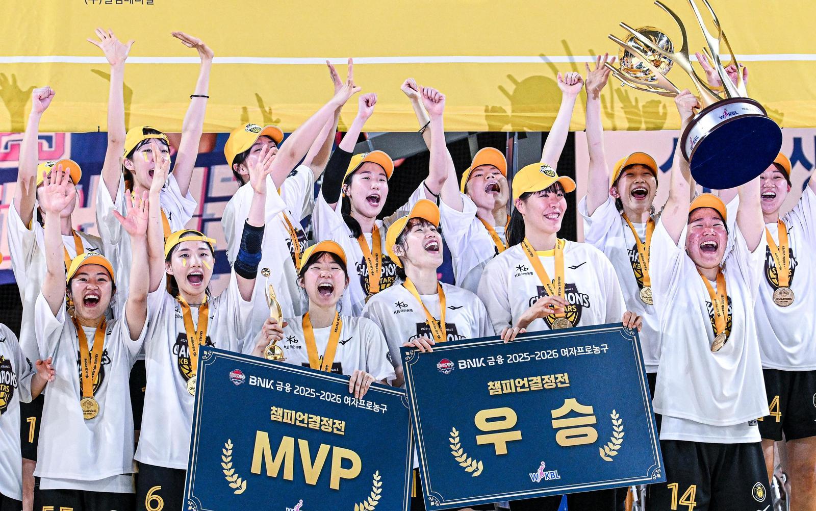 허예은 MVP 여자프로농구 KB스타즈 선수들이 26일 열린 삼성생명과의 2025∼2026시즌 챔피언결정전 3차전에서 승리해 우승한 뒤 챔피언 세리머니를 하고 있다. 이날 12점 8도움을 기록한 ‘야전 사령관’ 허예은(앞줄 왼쪽에서 세 번째)이 최우수선수(MVP)에 등극했다. WKBL 제공