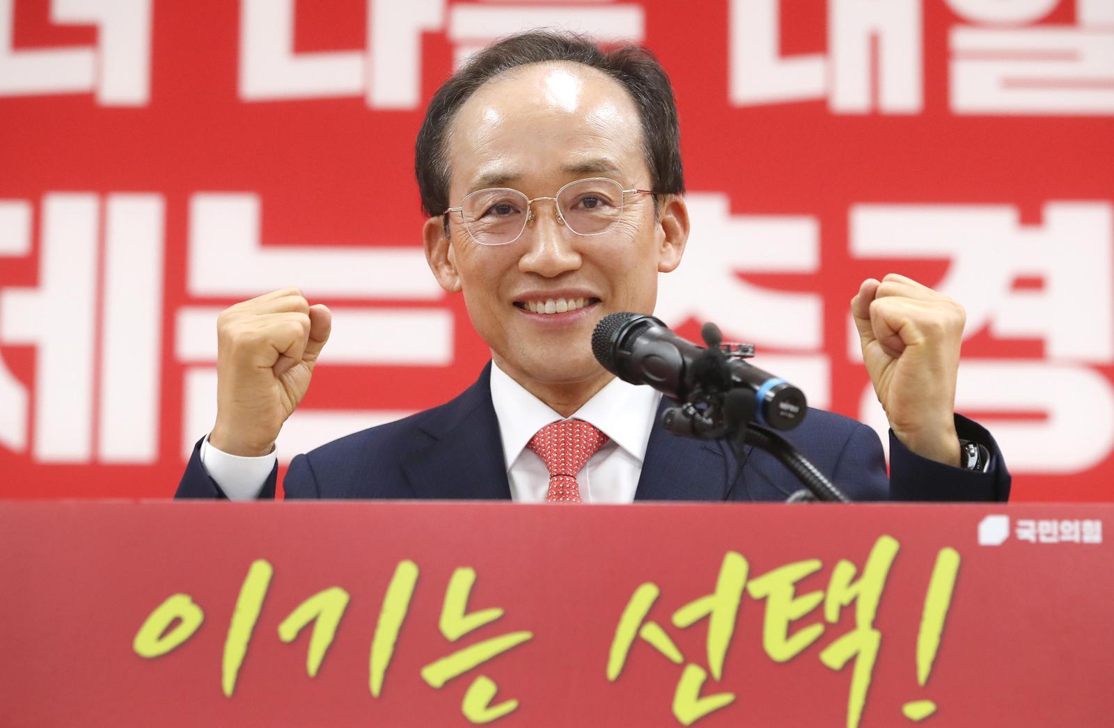 주먹 꽉
6·3 지방선거 국민의힘 대구시장 후보로 선출된 추경호 의원이 26일 대구 수성구 대구시당에서 연설을 하고 있다. 추 의원은 “대구에서 승리의 돌풍을 일으켜 보수 재건의 출발점을 만들겠다”고 밝혔다. 대구=뉴스1