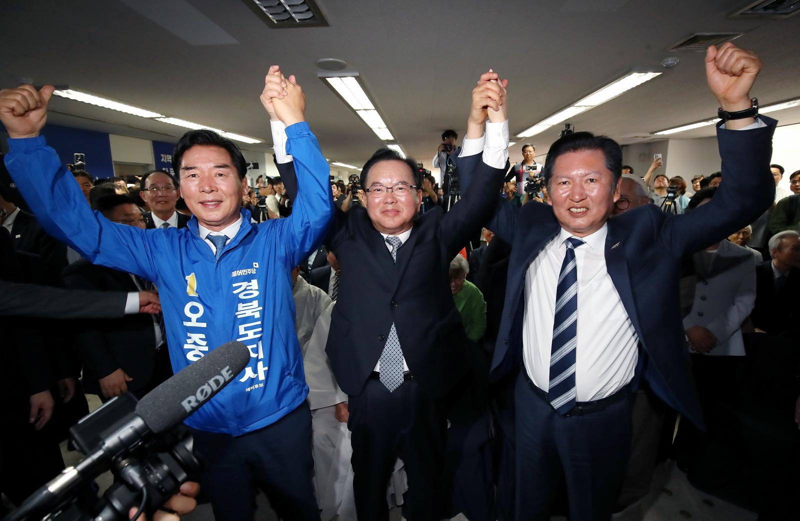 김부겸 더불어민주당 대구시장 예비후보(가운데)가 26일 오후 대구 달서구 선거사무소 개소식에서 정청래 대표(오른쪽), 오중기 경북도지사 예비후보와 손을 들어 보이고 있다. 2026.4.26 뉴스1