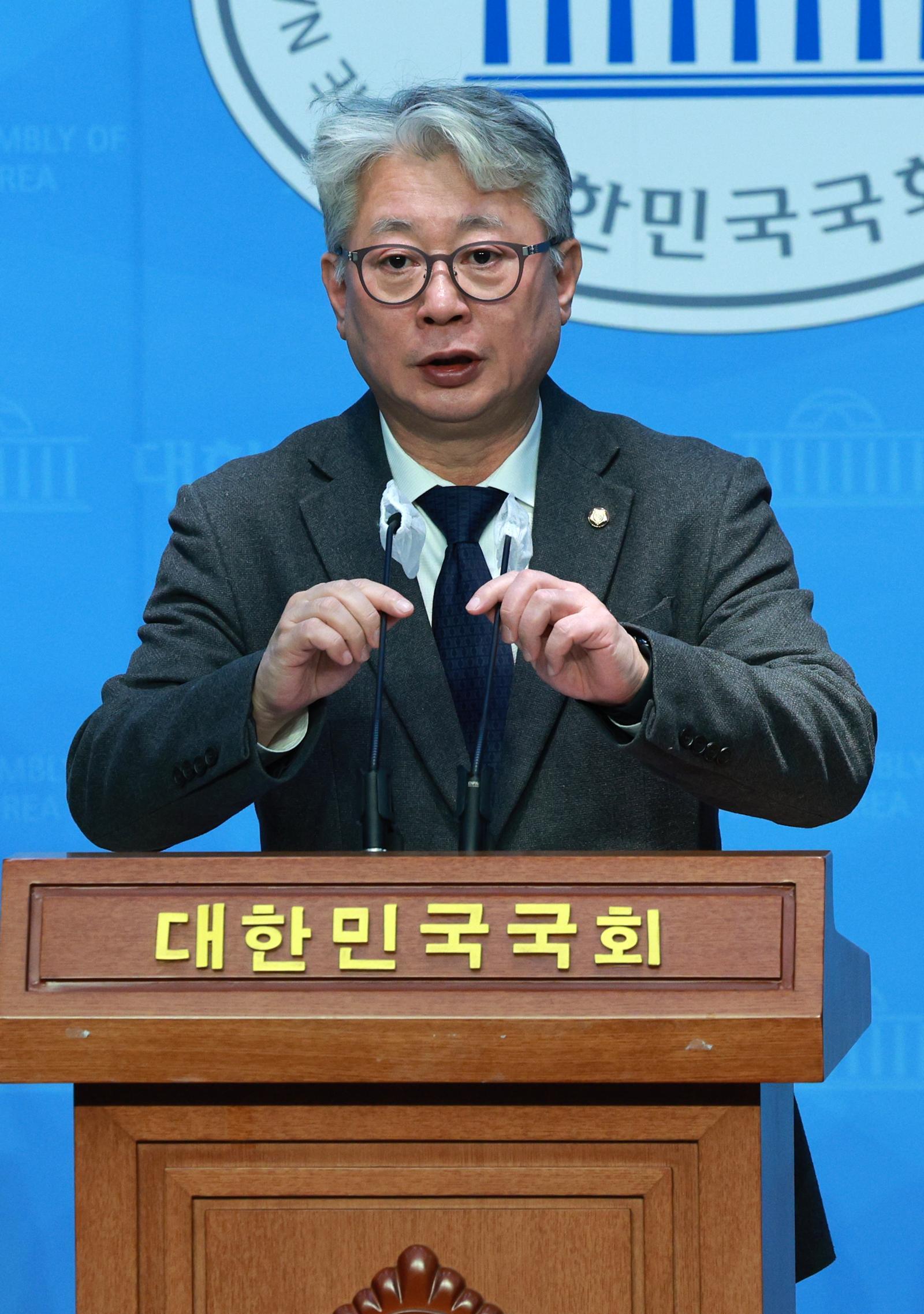 조응천 원칙과상식 의원이 7일 오후 서울 여의도 국회 소통관에서 김민재 더불어민주당 경남도당 대학생위원회 위원장의 탈당 기자회견을 하고 있다. 2024.02.07 [서울=뉴시스]