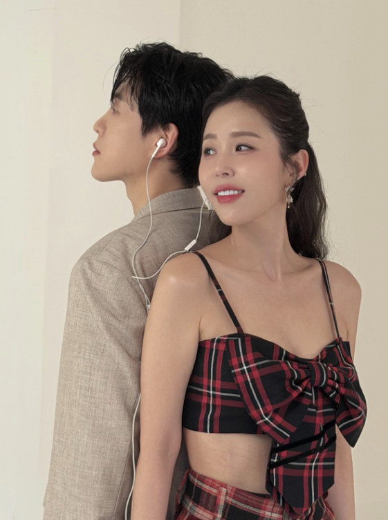 ‘5월 결혼’ 신지, 과감 민소매 노출 의상…♥문원과 달달 화보