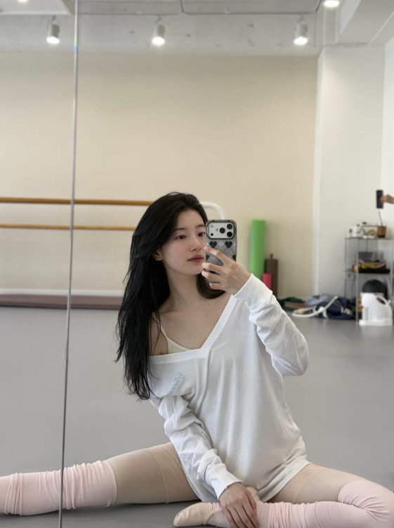 수지, 발레복 입고 극강의 청순미…완벽한 다리 찢기까지
