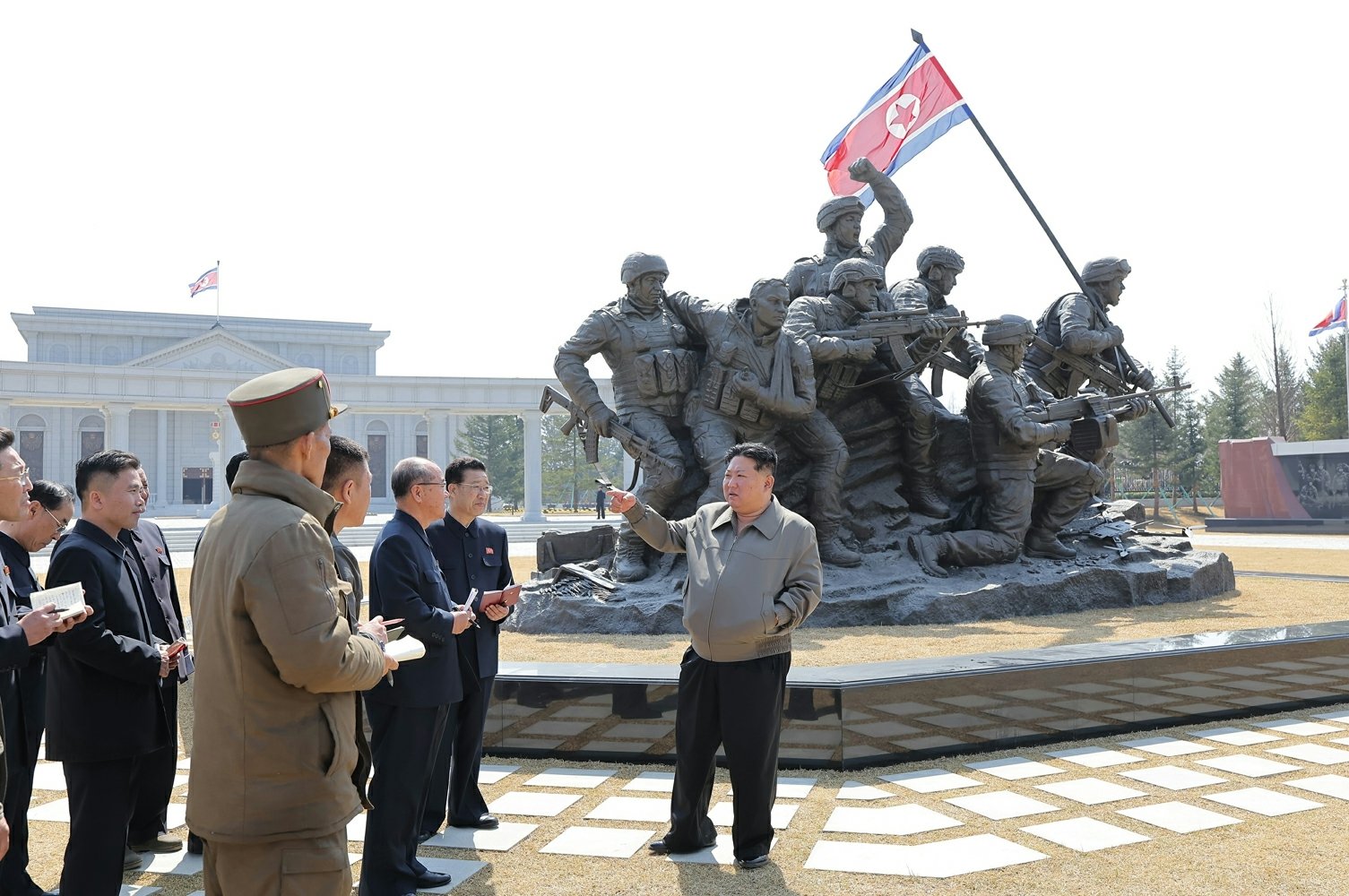 김정은 북한 노동당 총비서가 러시아 파병 위훈을 기리는 해외군사작전 전투위훈기념관 건설장을 현지지도하는 모습 (평양 노동신문=뉴스1)