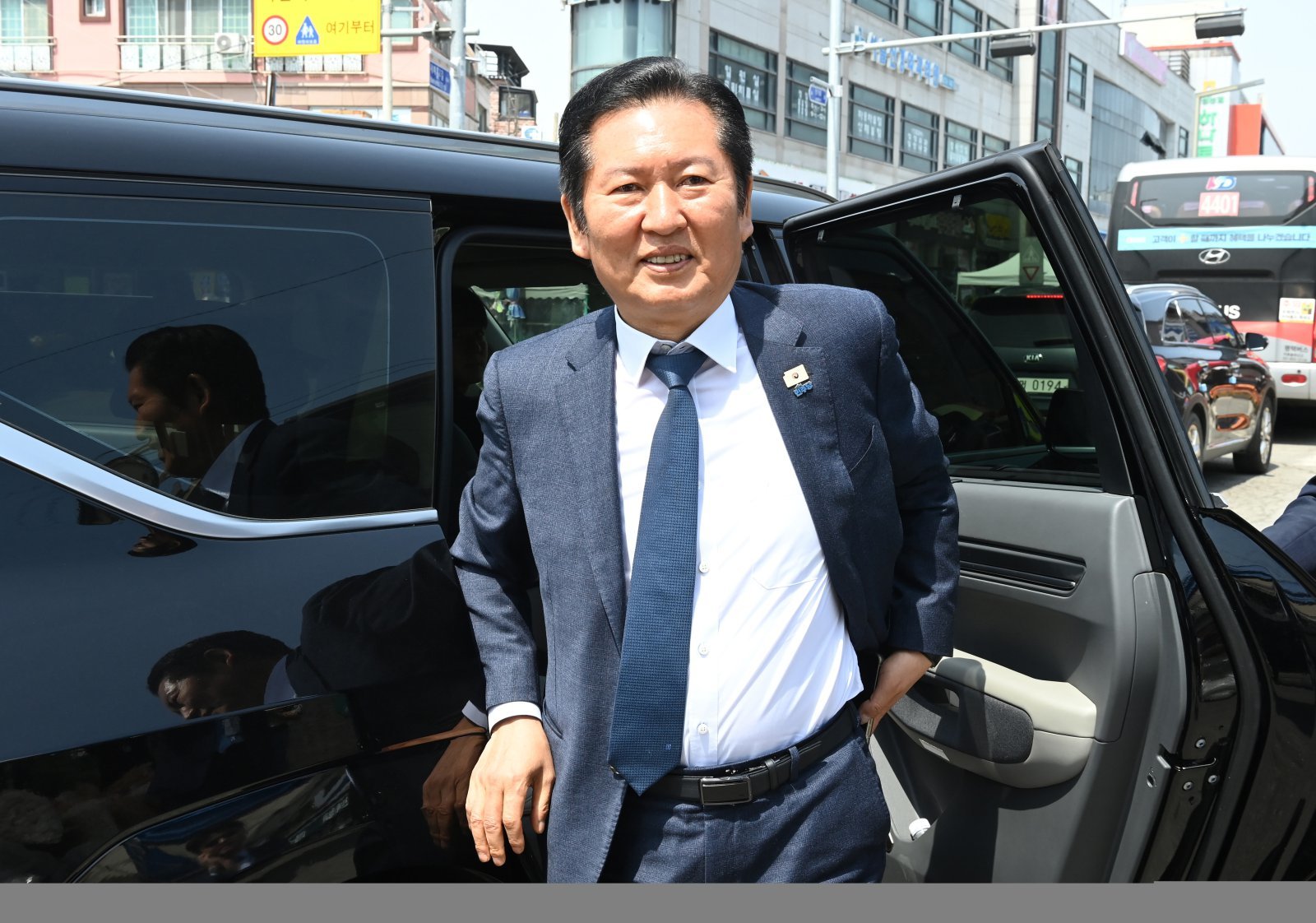 정청래 더불어민주당 대표가 27일 경기 안성시 중앙시장을 찾아 차량에서 내리고 있다. (공동취재) 2026.4.27/뉴스1