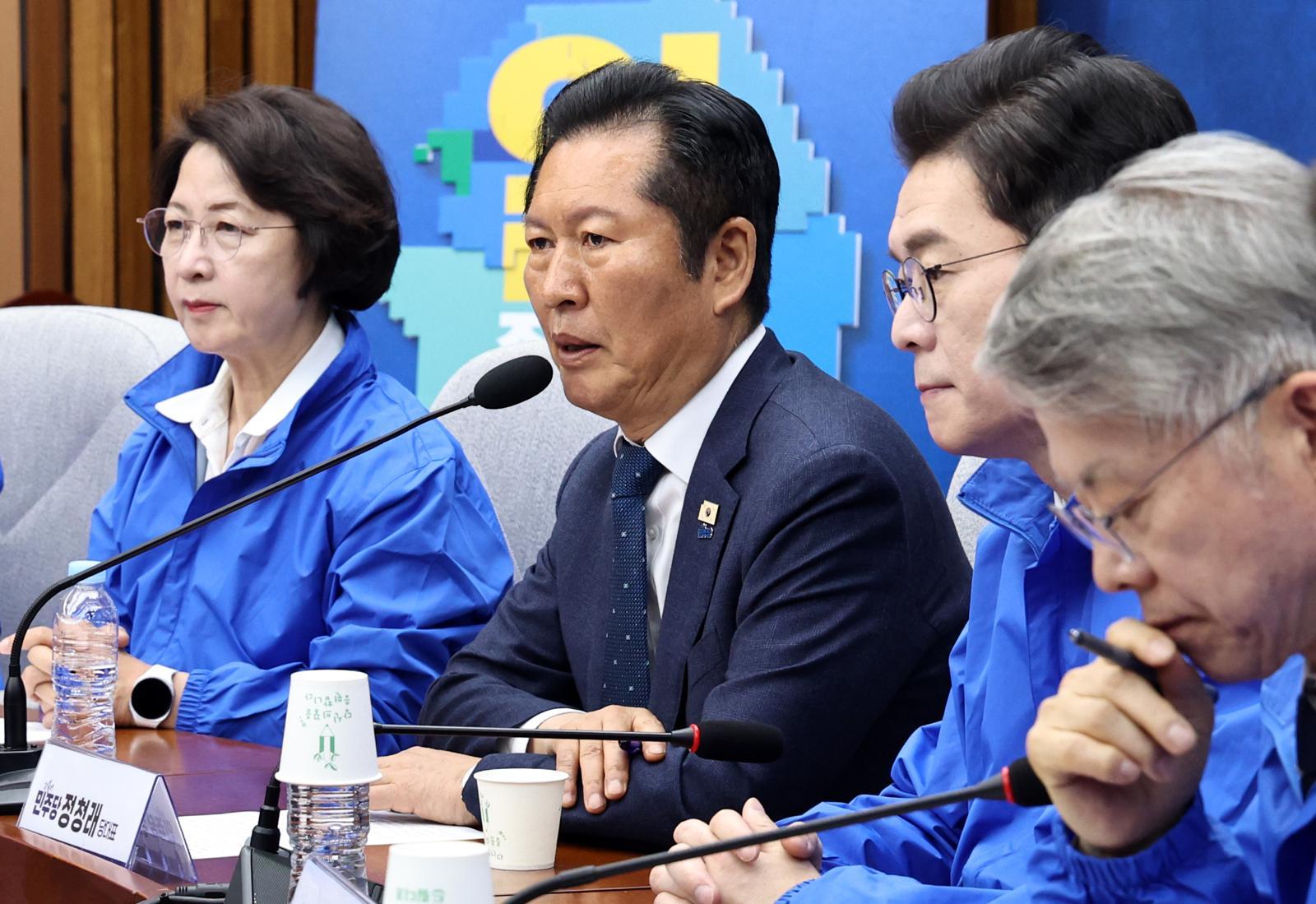 정청래 더불어민주당 대표가 23일 서울 여의도 국회에서 열린 6·3 지방선거 광역단체장 후보 연석회의에서 모두발언을 하고 있다. 왼쪽부터 추미애 경기도지사 후보, 정 대표, 정원오 서울시장 후보, 민형배 전남광주통특별시장 후보. 2026.4.23 뉴스1
