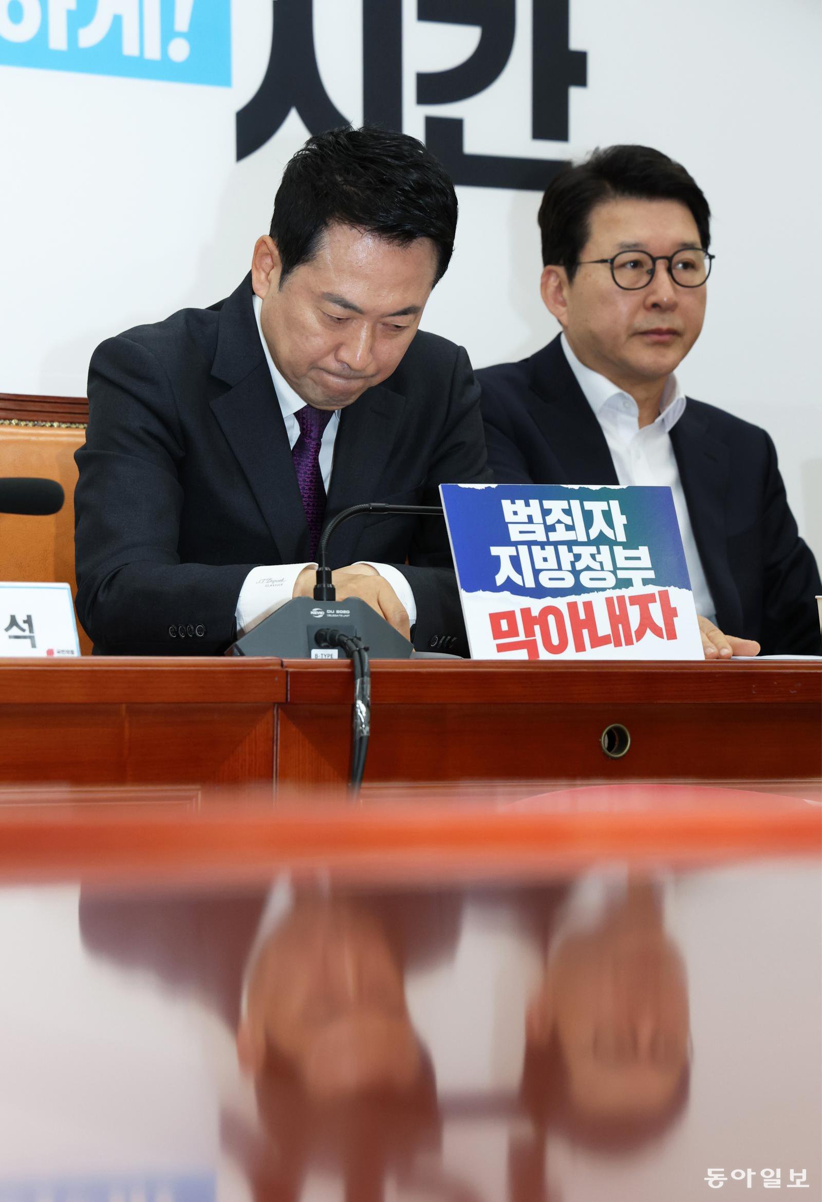 [정치 한 컷]당 지지도는 나락, 그래도 버티는 장동혁