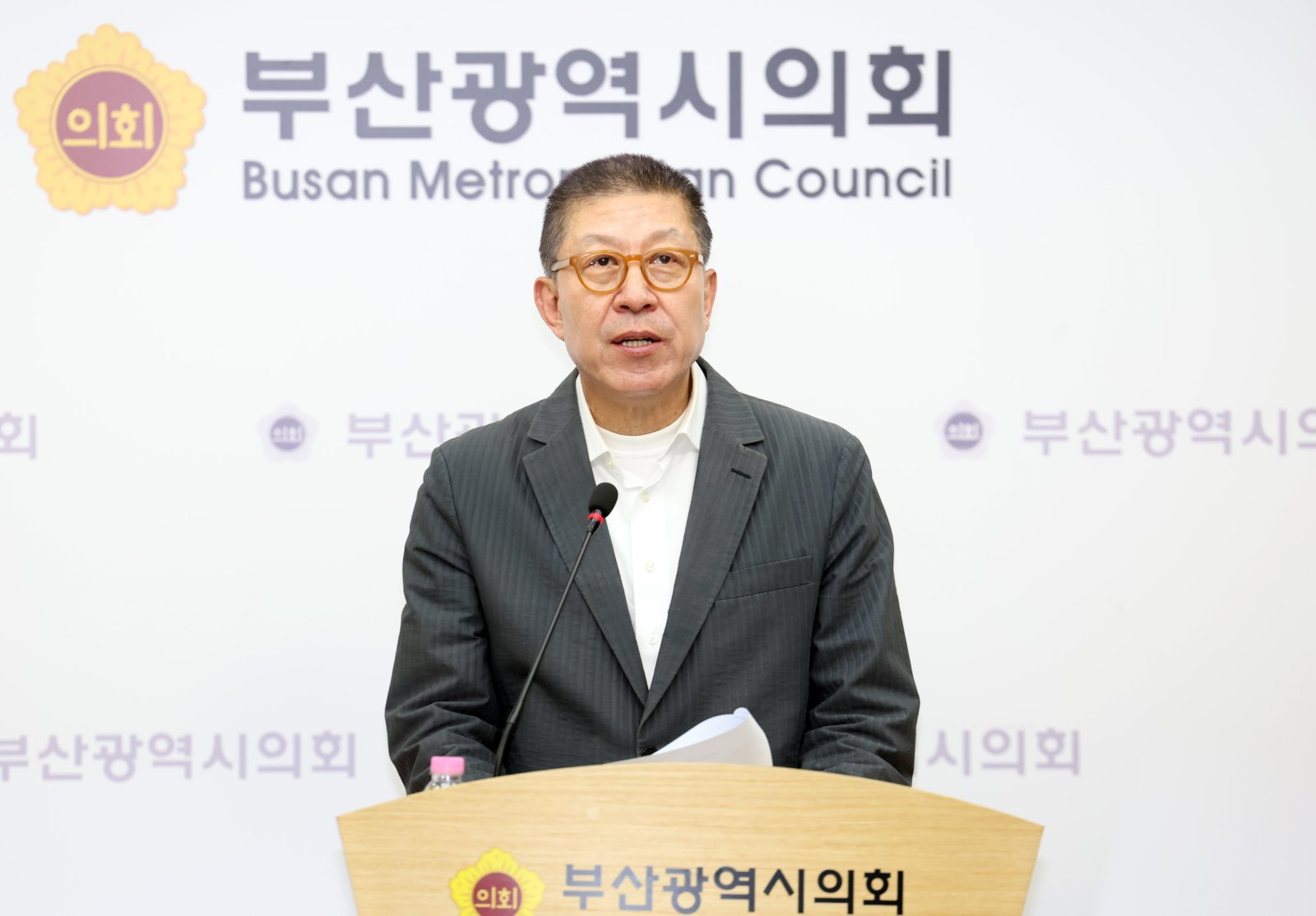 박형준 부산시장이 27일 부산 연제구 부산시의회 브리핑룸에서 6·3지방선거 부산시장 선거 출마 기자회견을 갖고 있다. 2026.04.27 [부산=뉴시스]