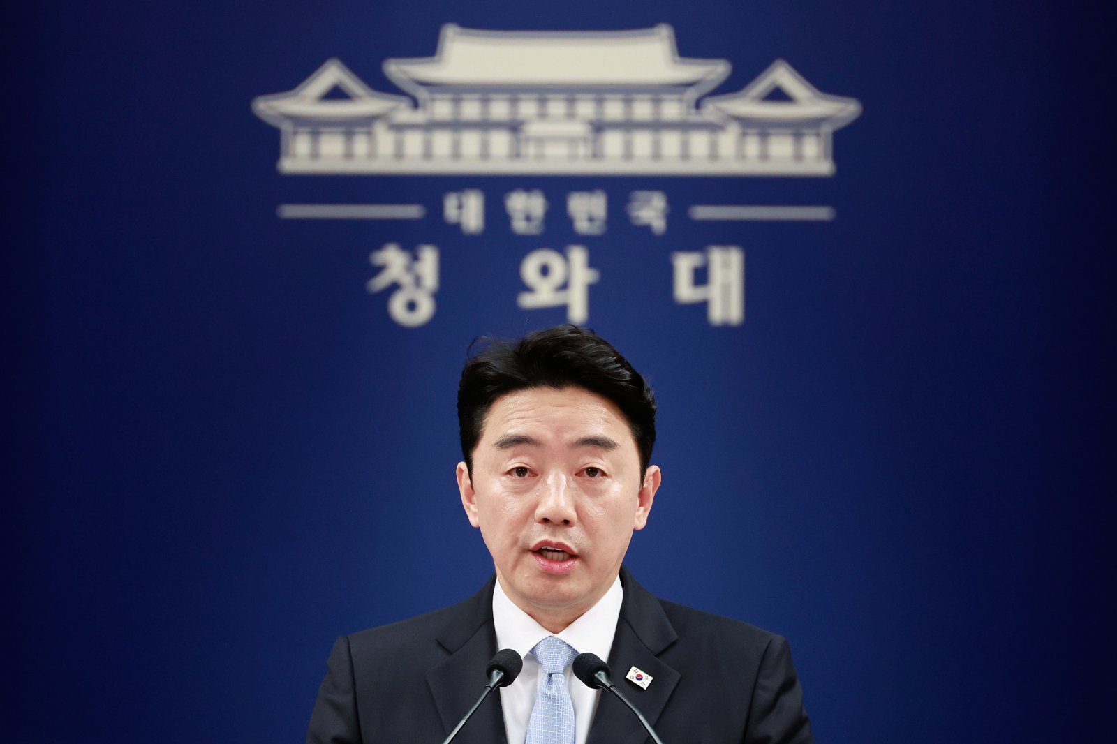 강훈식 대통령 비서실장이 24일 청와대 춘추관에서 비상경제 상황 관련 브리핑을 하고 있다. (청와대통신사진기자단) 2026.4.24