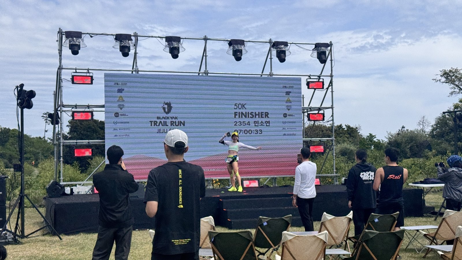 25일 ‘블랙야크 트레일 런 제주’ 50㎞ 여자부에서 1위를 차지한 민소연 선수가 기념 사진을 찍고 있다. 윤우열 기자 cloudancer@donga.com