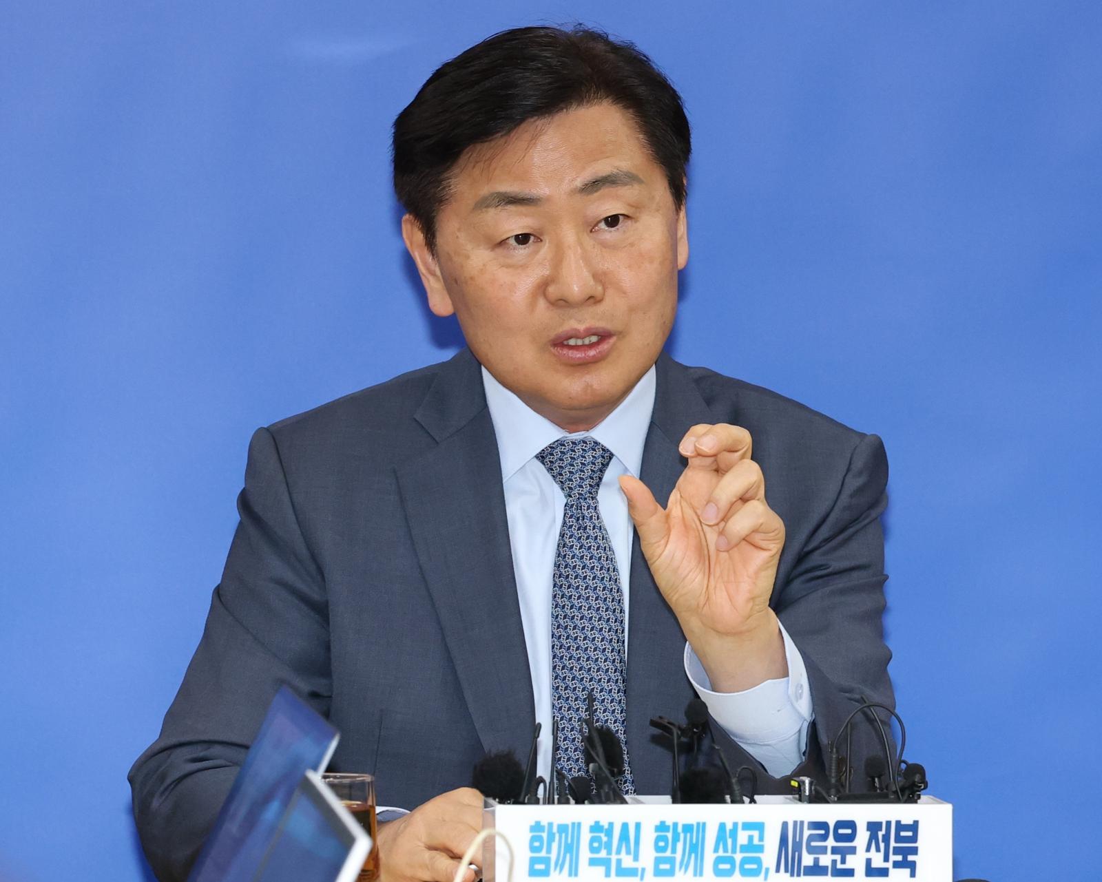 김관영 전북특별자치도지사가 27일 전북 전주시 전북특별자치도청 기자실에서 2차 종합특검 관련 질의에 답변을 하고 있다. 2026.4.27 ⓒ 뉴스1