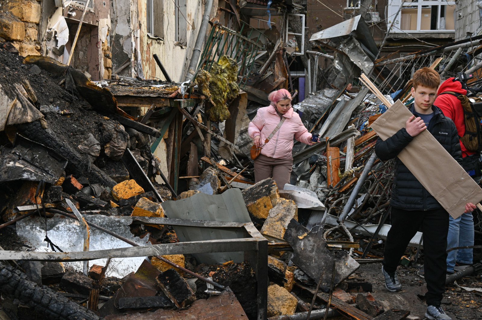 24일(현지 시간) 러시아의 공습으로 심하게 파손된 우크라이나 오데사의 한 주택가에서 주민들이 잔해를 둘러보고 있다. 2026.04.24 오데사=AP/뉴시스
