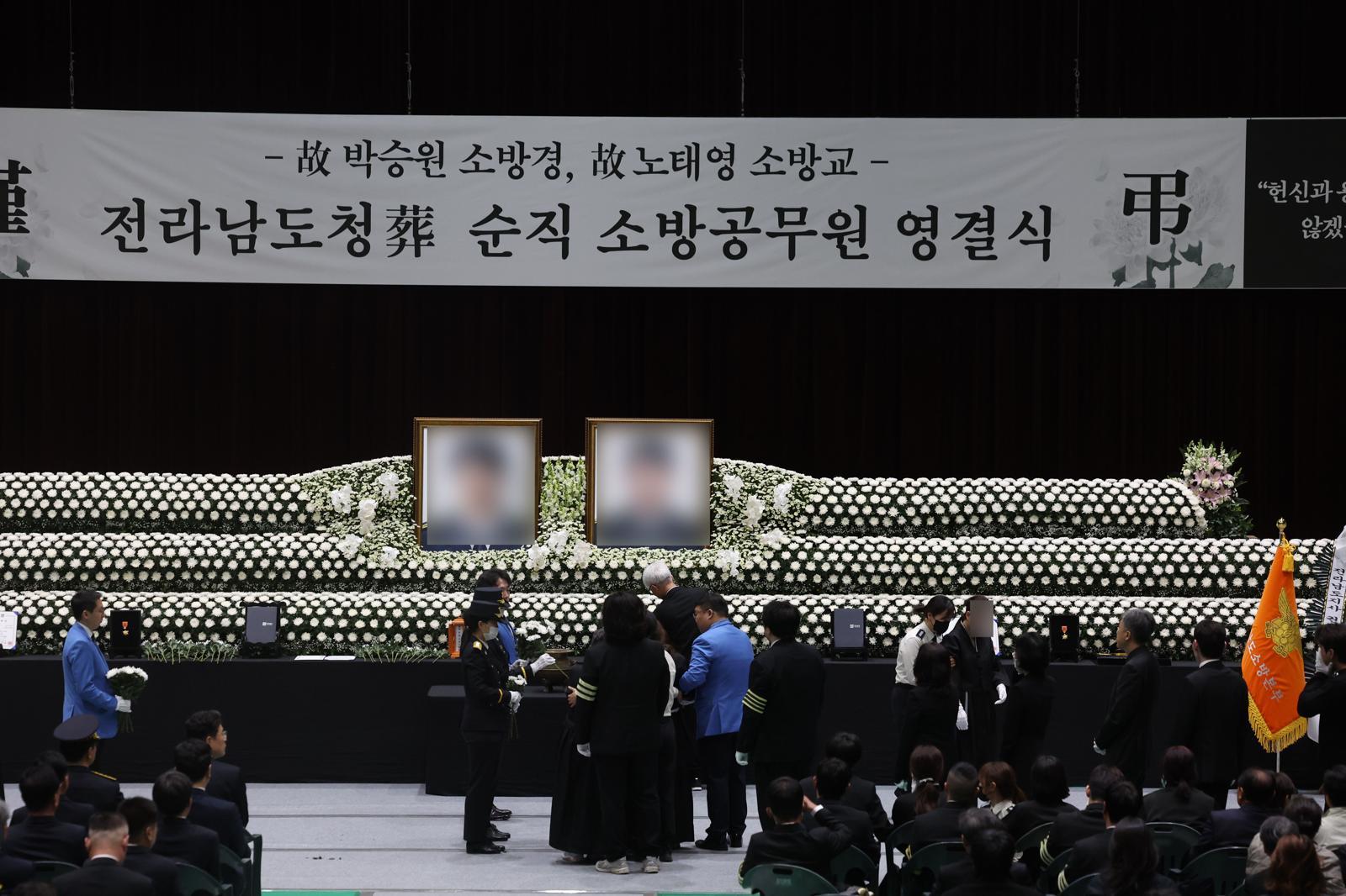 14일 오전 전남 완도군농어민문화체육센터에서 냉동창고 화재를 진화하다 순직한 소방공무원 영결식이 엄수되고 있다. 2026.4.14 뉴스1