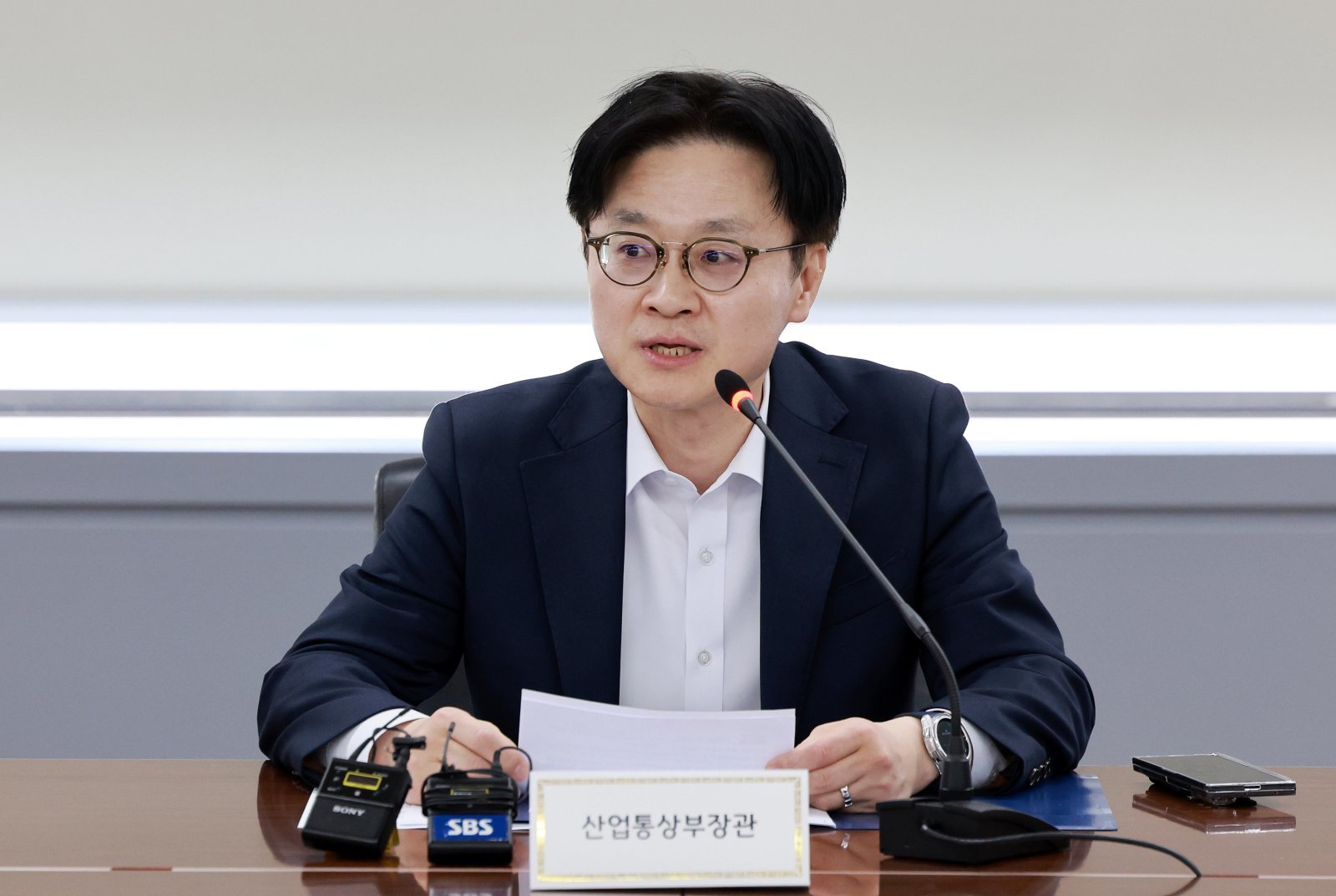 김정관 산업통상부 장관이 15일 서울 종로구 석탄회관에서 열린 ‘원유·나프타 수급 대응 점검회의’에서 발언하고 있다. 2026.4.15 뉴스1